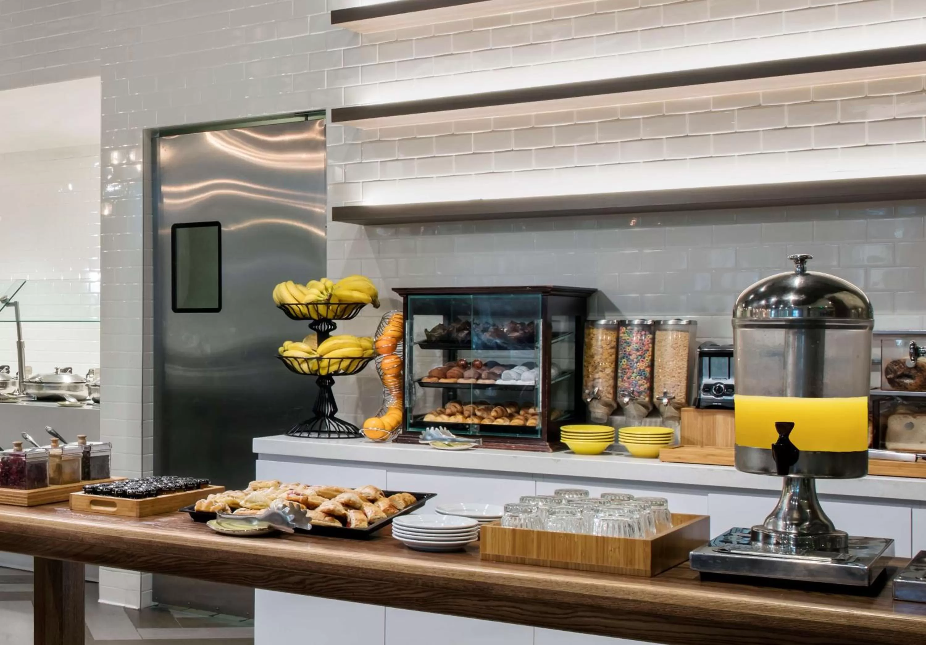 Restaurant/places to eat in DoubleTree by Hilton Hotel Miami Airport & Convention Center