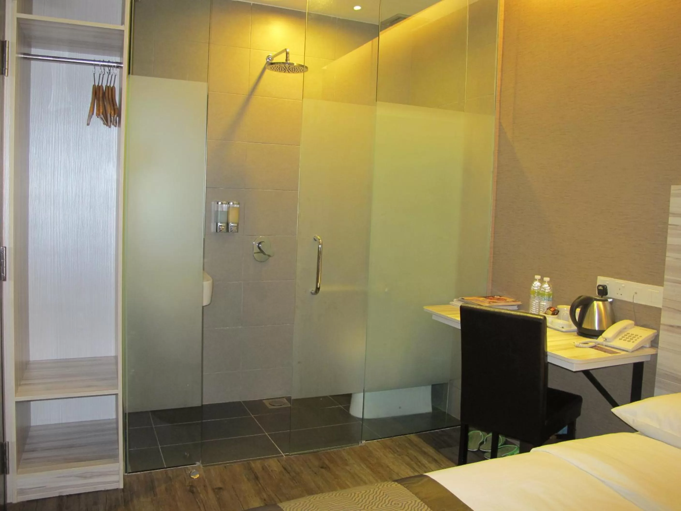 Bathroom, Bed in Hotel Austin Paradise - Taman Pulai Utama