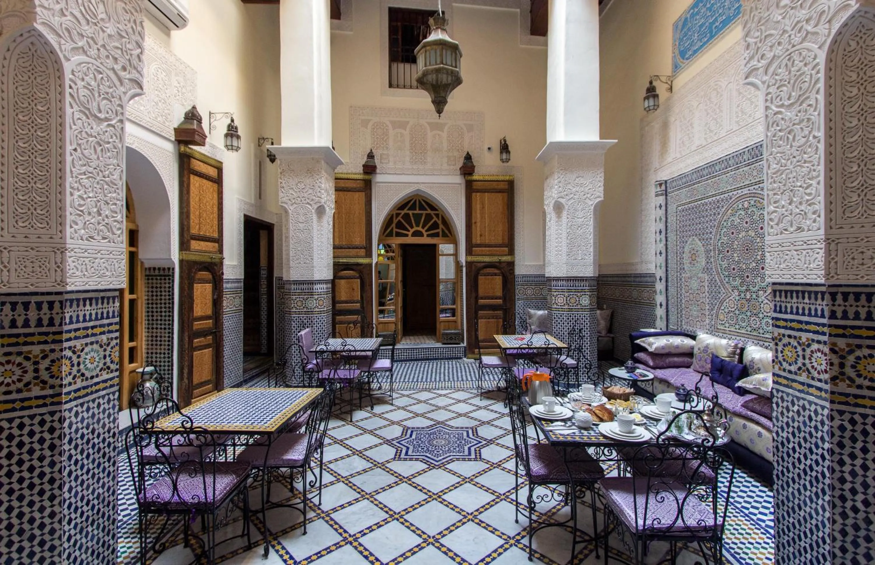 Restaurant/places to eat in Riad Taryana