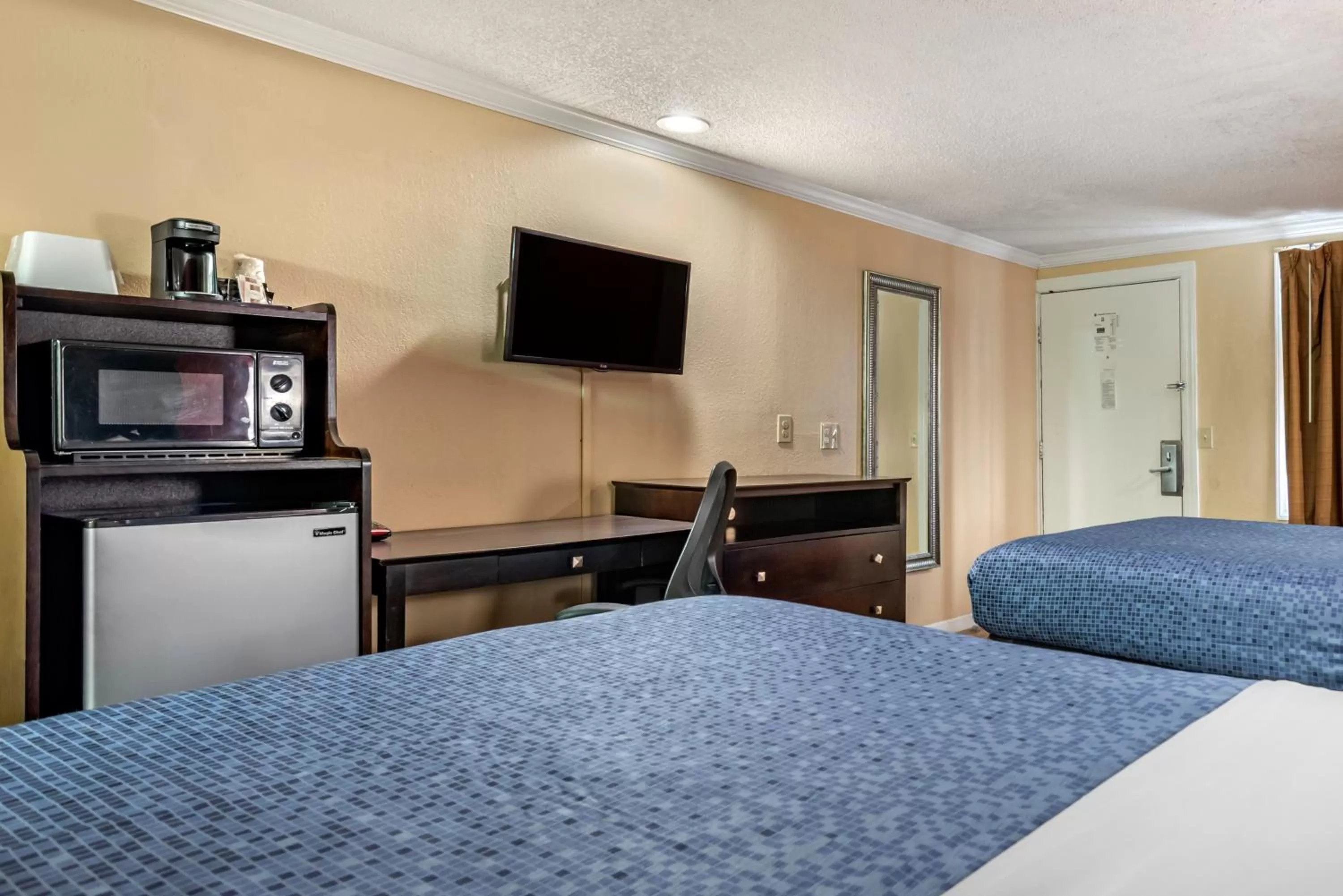 TV and multimedia, Bed in Econo Lodge Oxford near Choccolocco Park