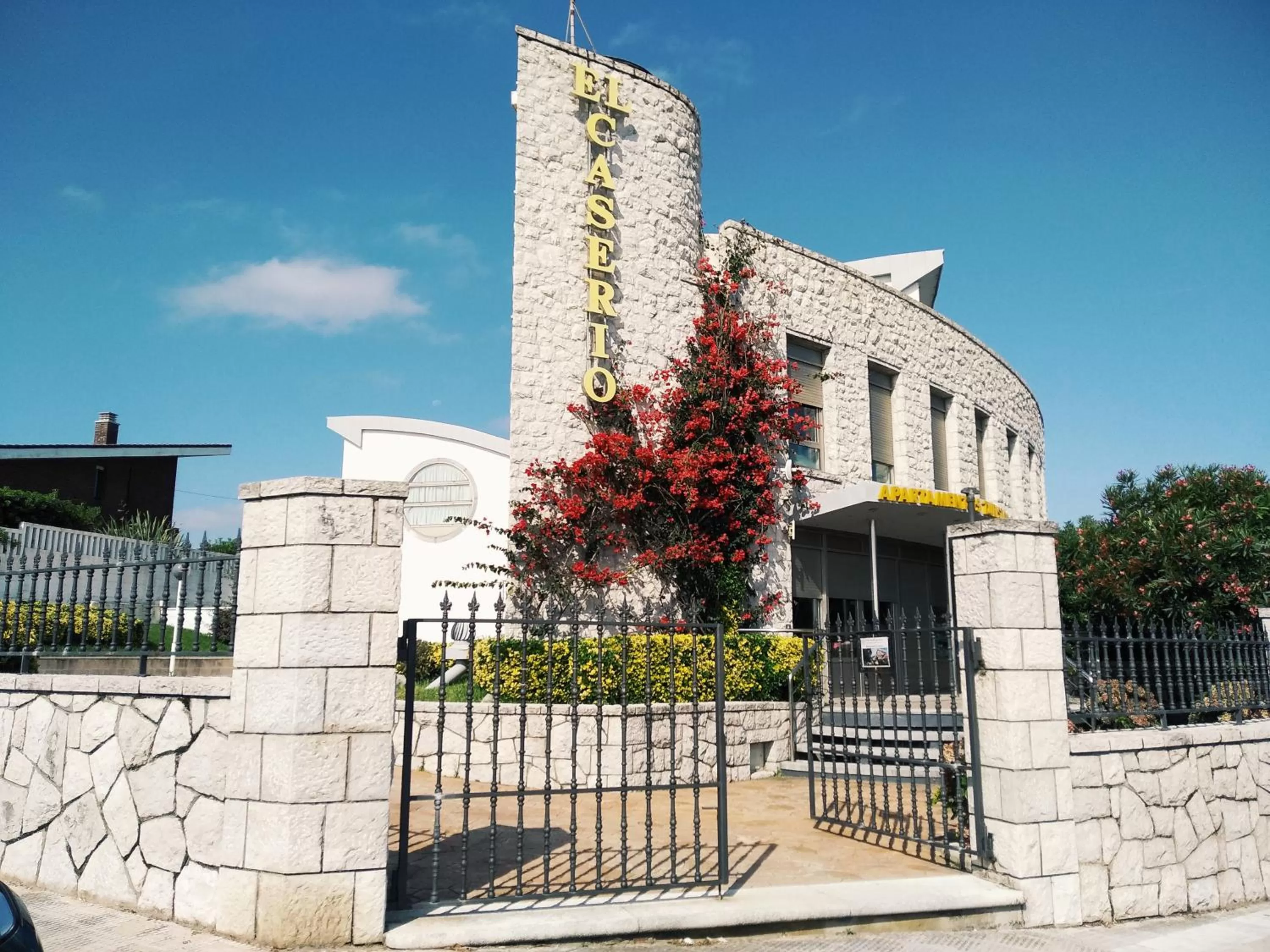 Property building in Apartamentos El Caserio