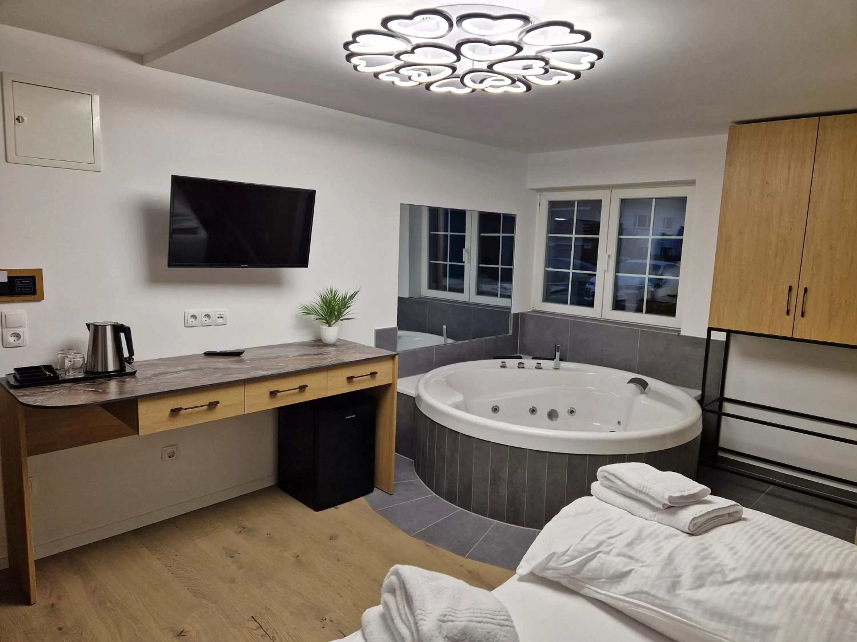 Hot Tub, Bed in Hotel Lottstetten