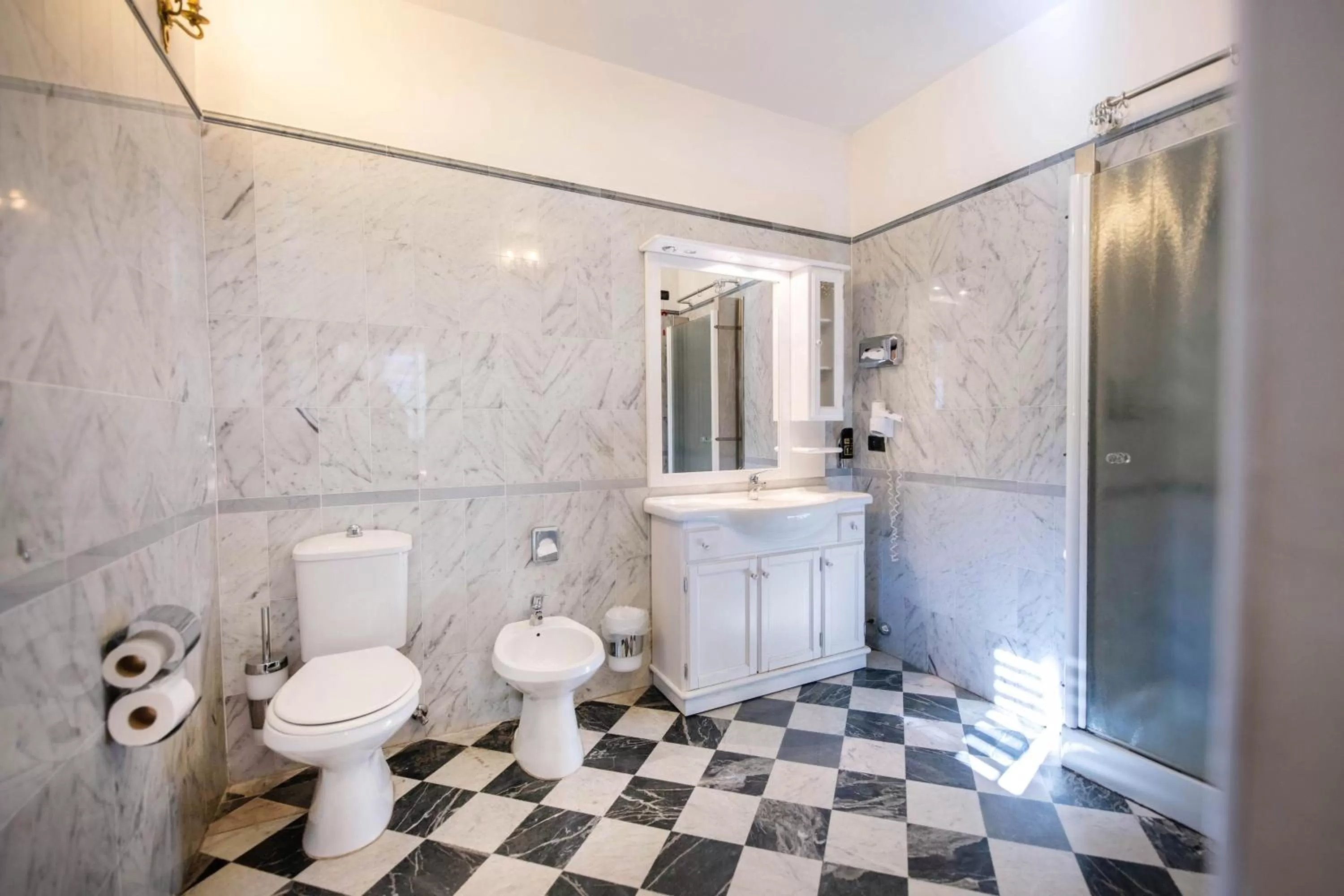 Shower in Park Hotel Regina - with air-condition and outdoor heated pool