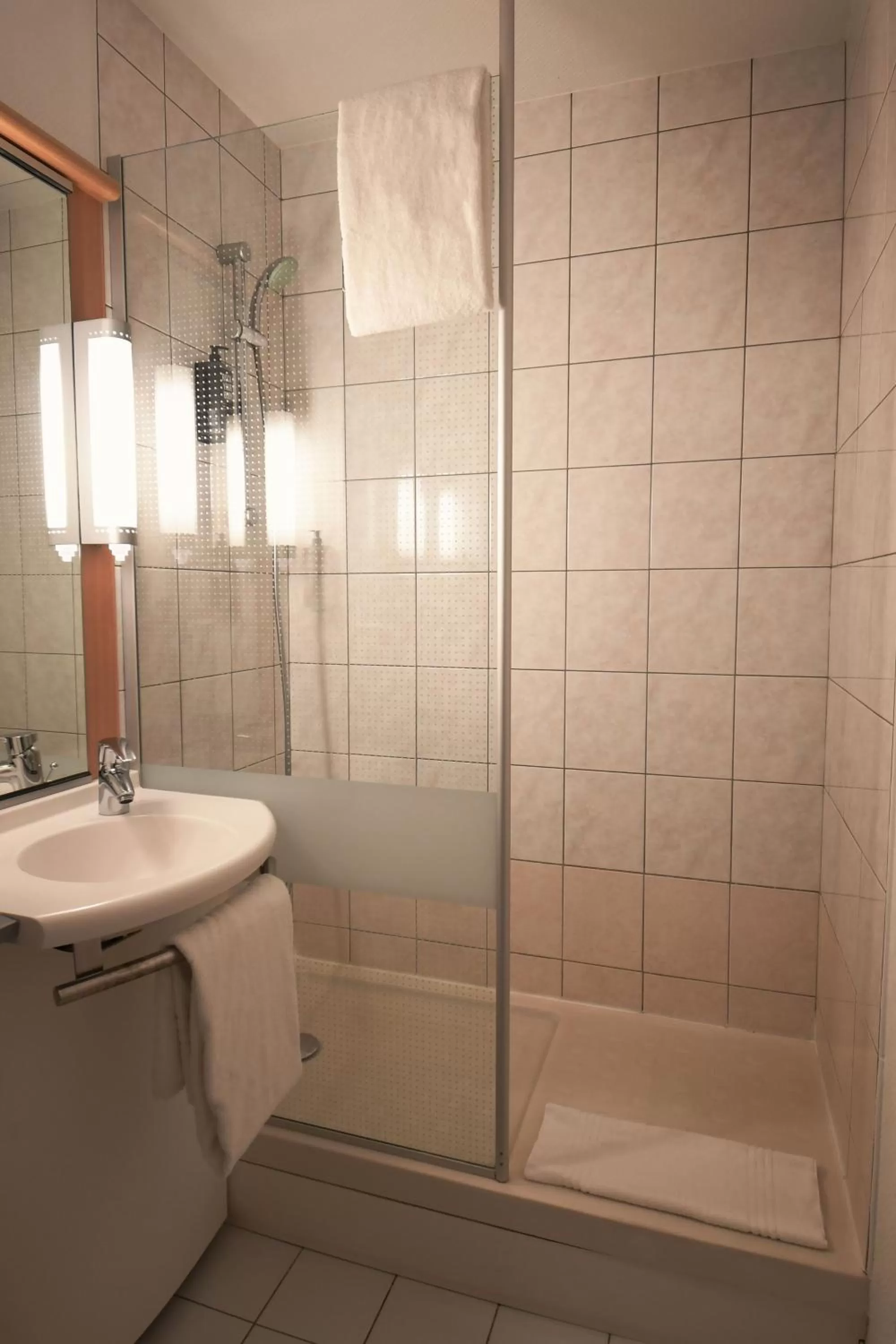 Bathroom in ibis Saintes