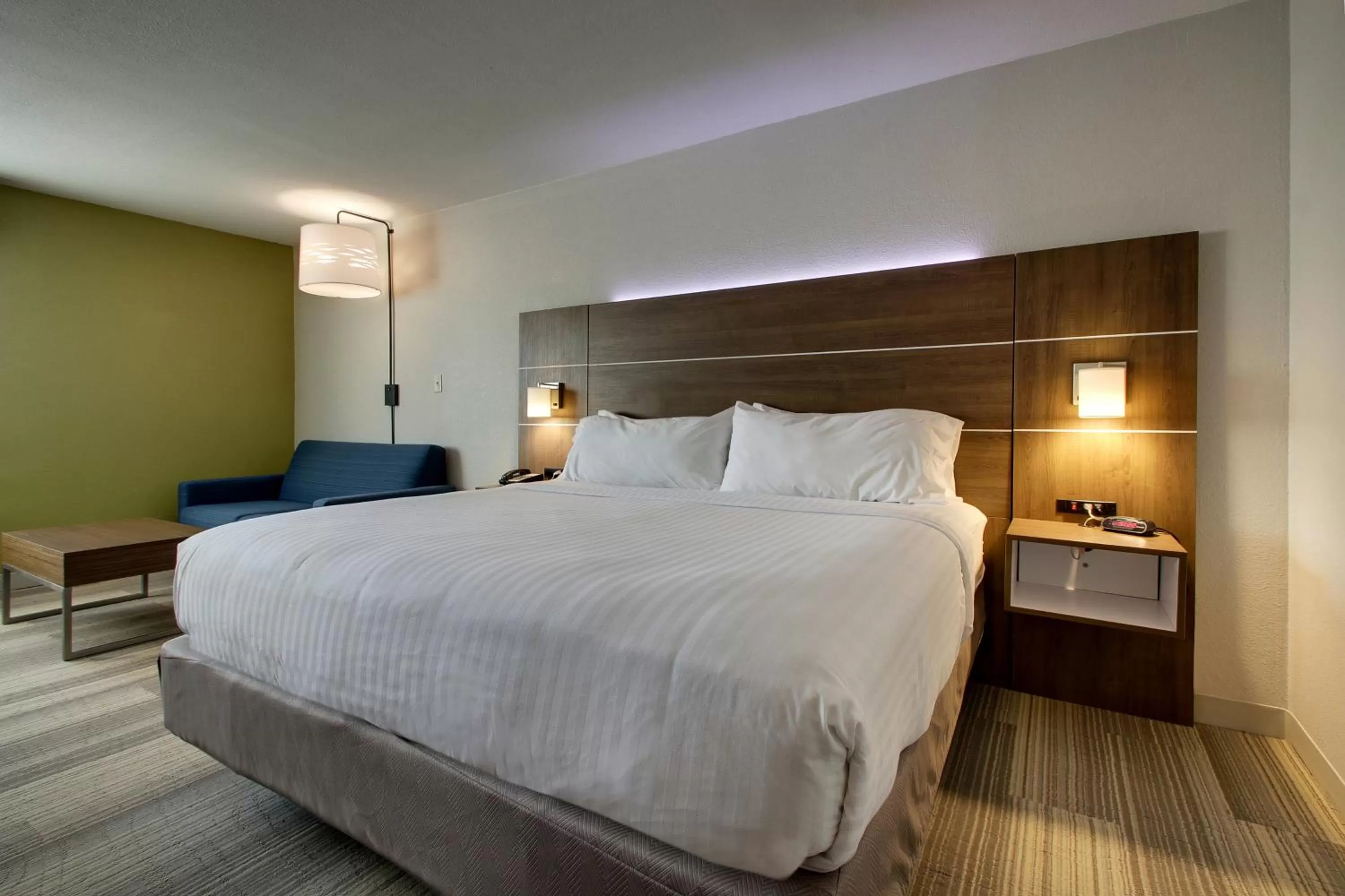 Photo of the whole room, Bed in Holiday Inn Express & Suites Wapakoneta by IHG