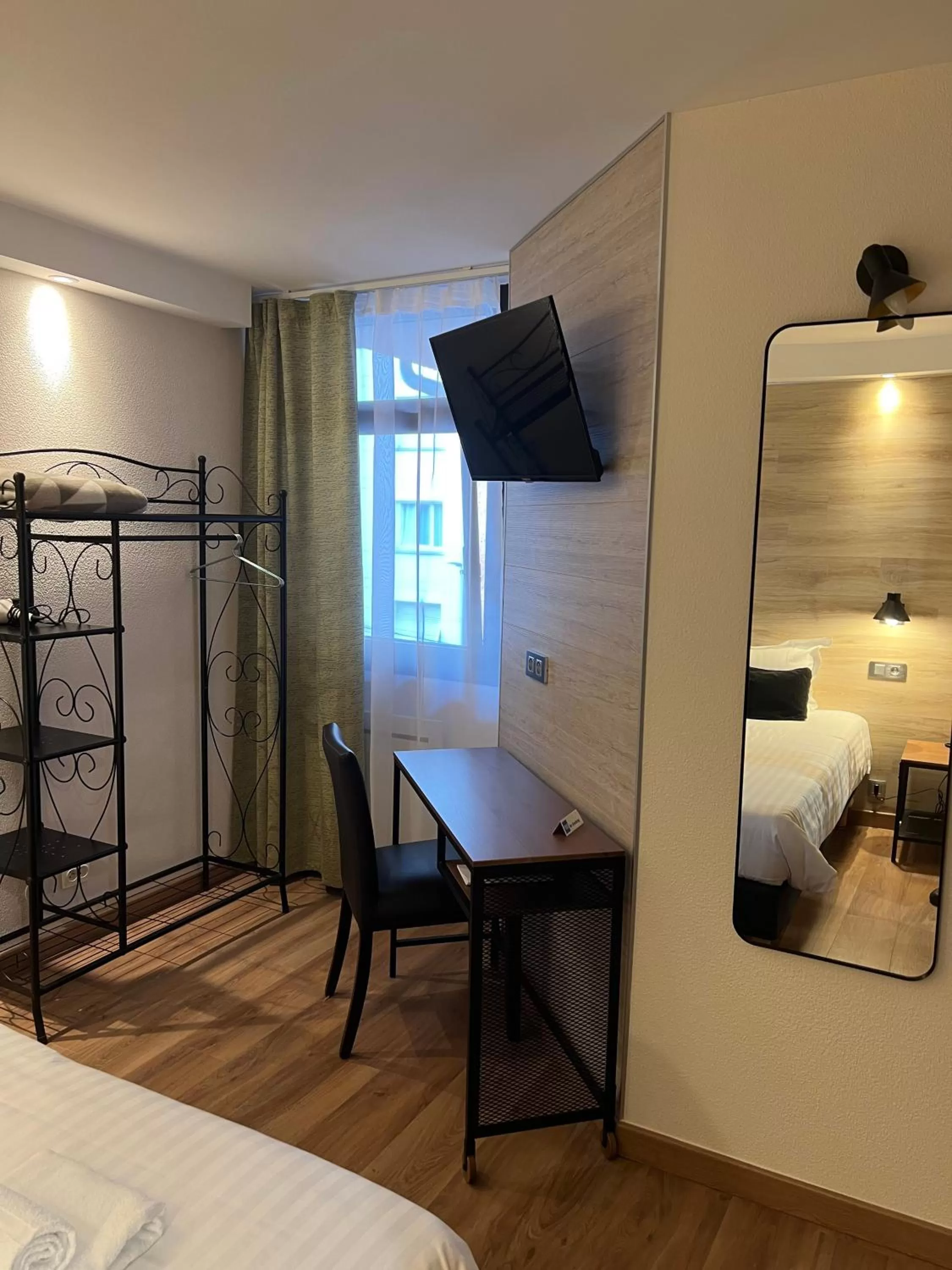 Bedroom in Au Bec Fin Hôtel