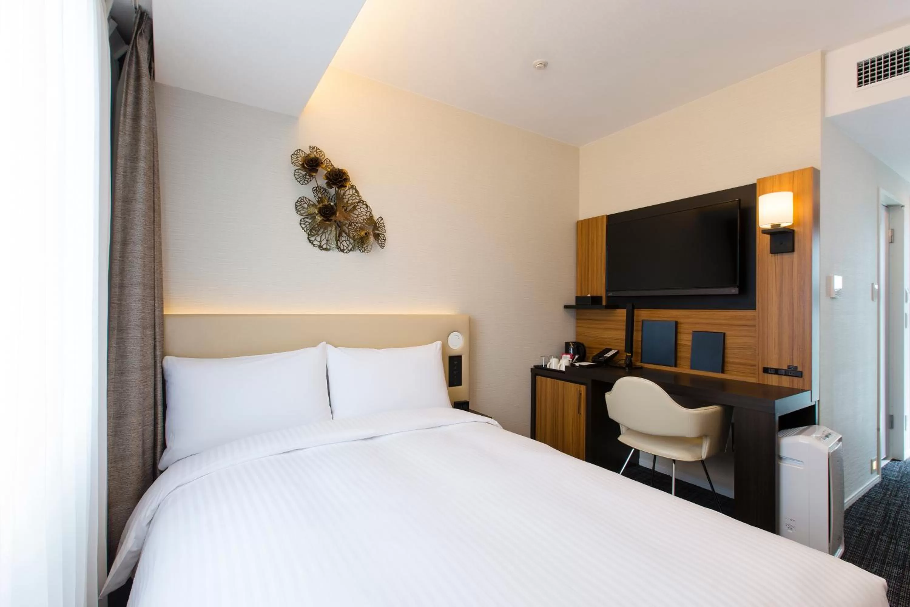 Photo of the whole room, Bed in Premier Hotel -CABIN PRESIDENT- Osaka