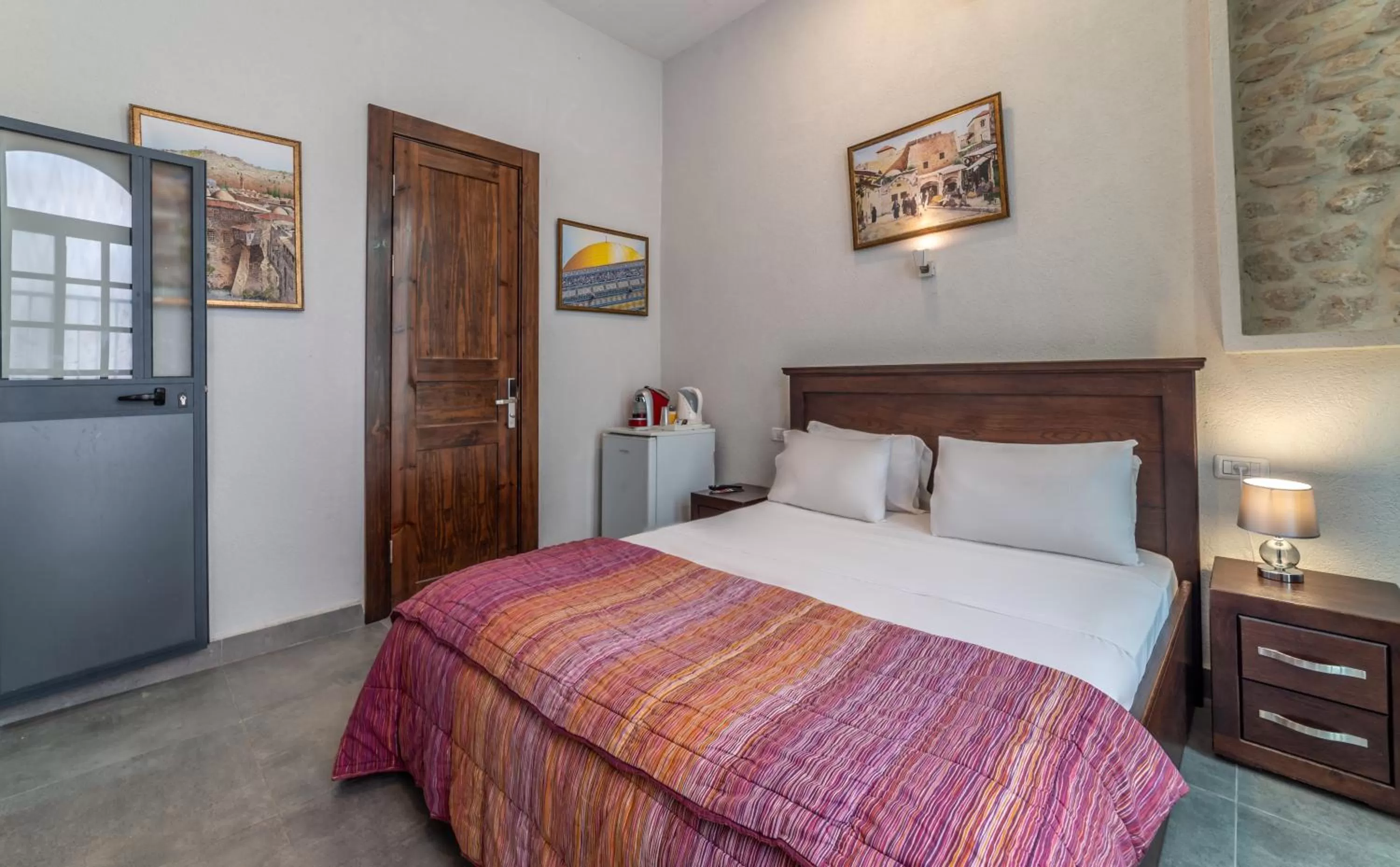 Photo of the whole room, Bed in New Imperial Hotel