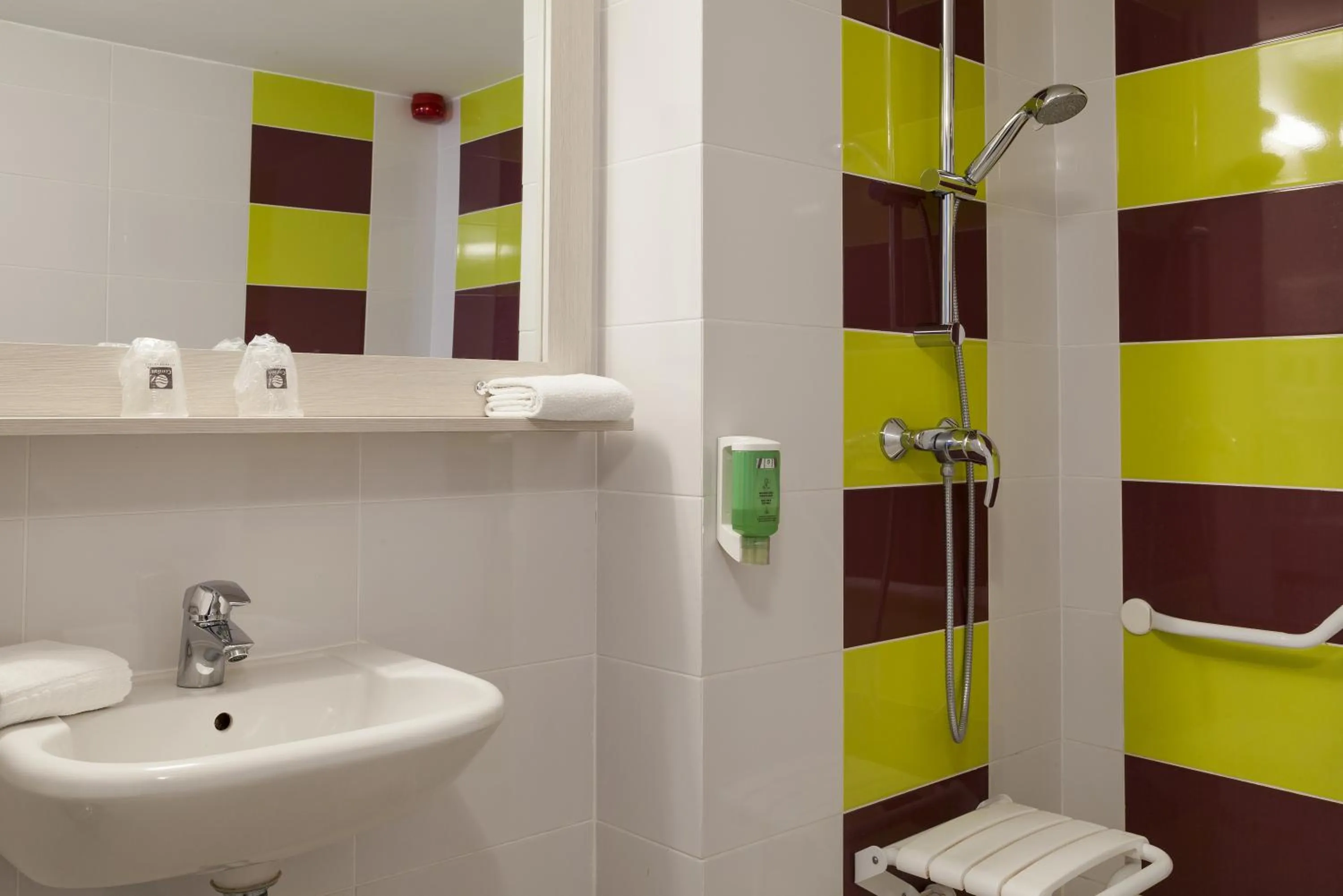 Bathroom in Comfort Hotel Orléans Olivet