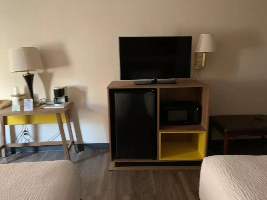 King Suite - Non-Smoking in Days Inn by Wyndham Topeka King Suite - Non-Smoking in Days Inn by Wyndham Topeka