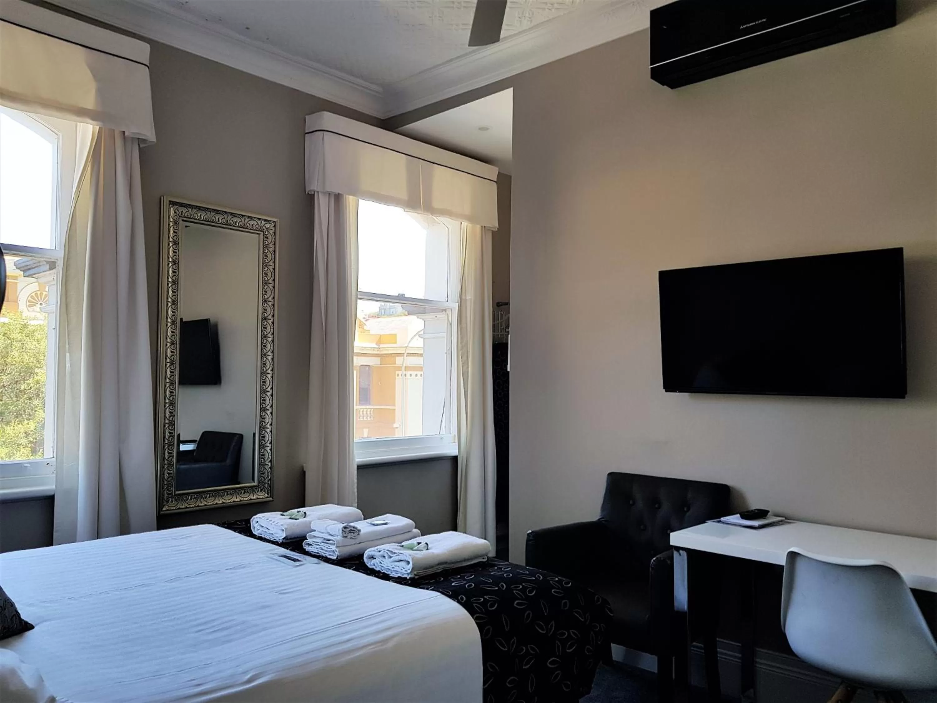 Bedroom, Bed in Grand Hotel