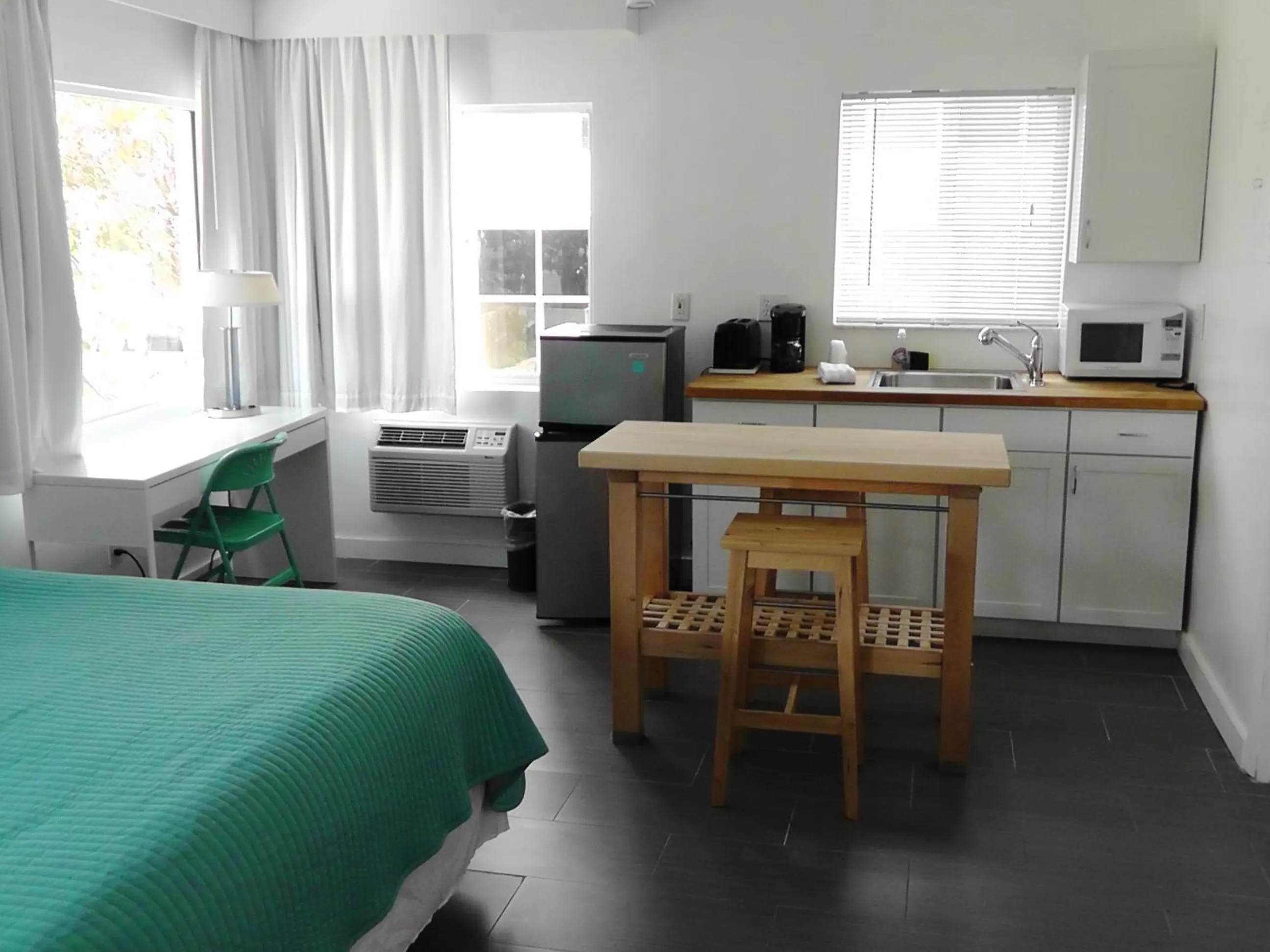 Kitchen or kitchenette in Snooze