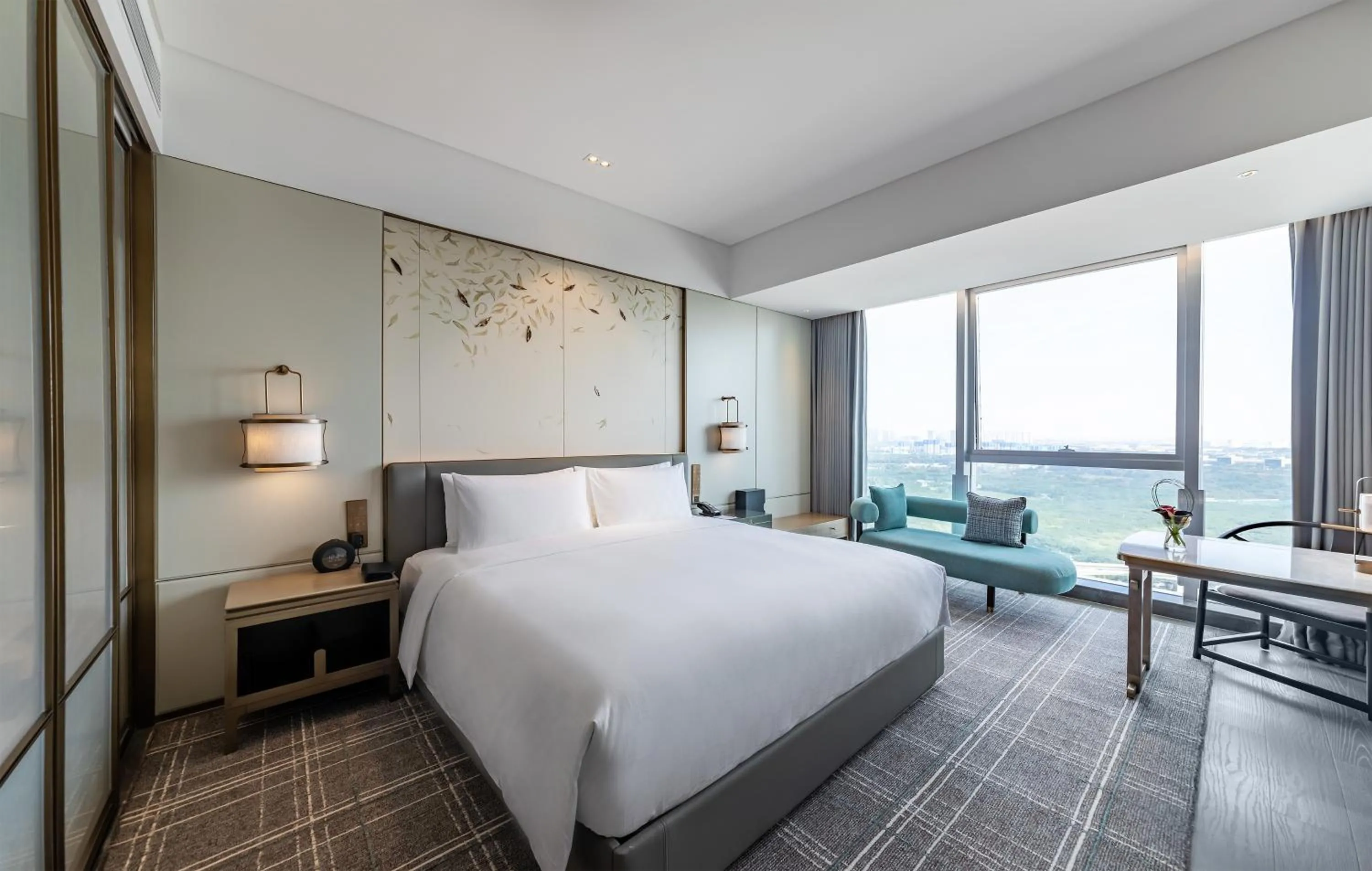 Bedroom, Bed in HUALUXE Xi'an Chanba by IHG-西安浐灞华邑酒店-Near Xi'an International Convention Exhibition Center and Shopping mall and The Romantic show of Xi'an-Free Luggage Storage-English Service