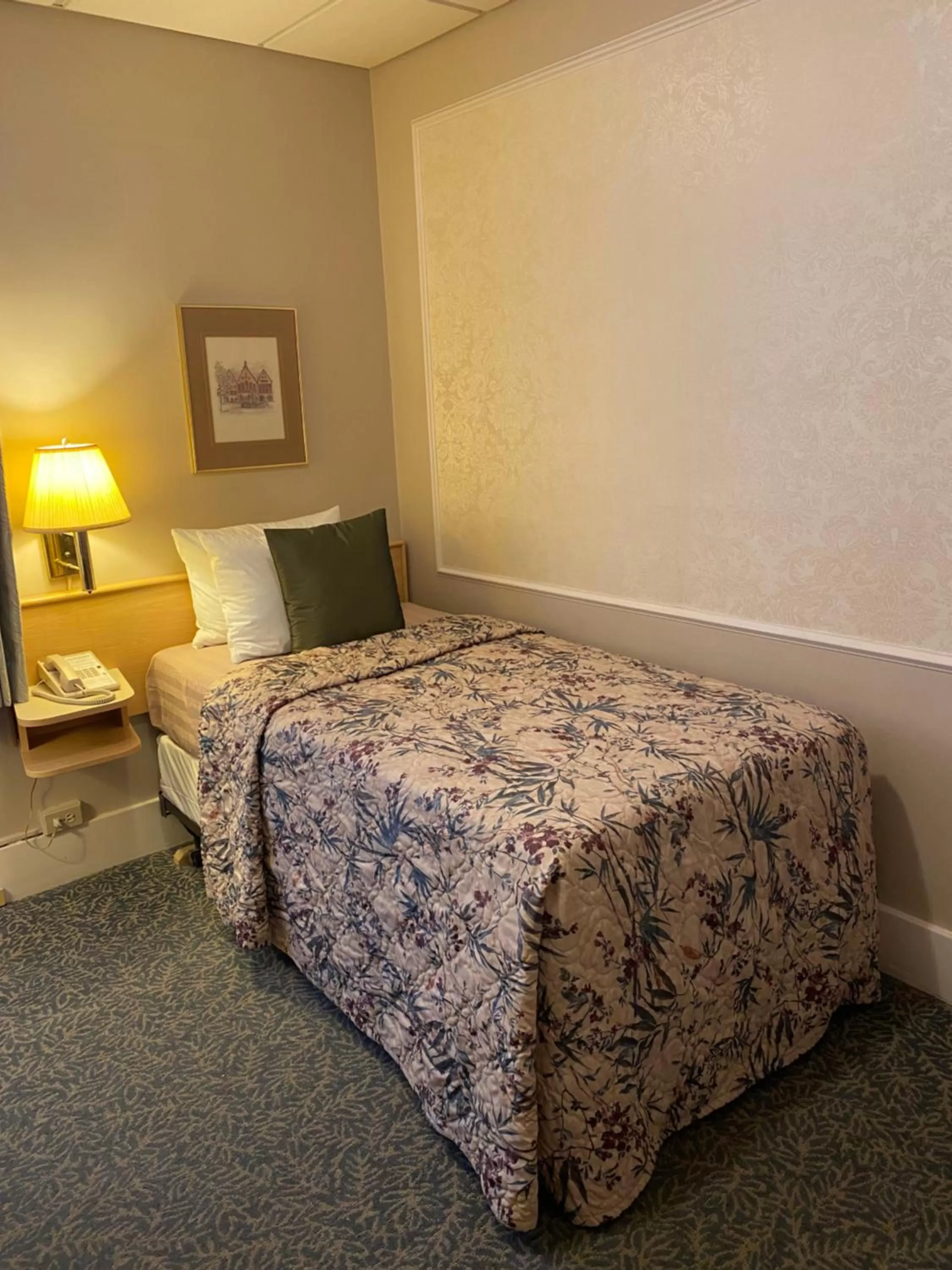 Bedroom, Bed in Kingston Hotel