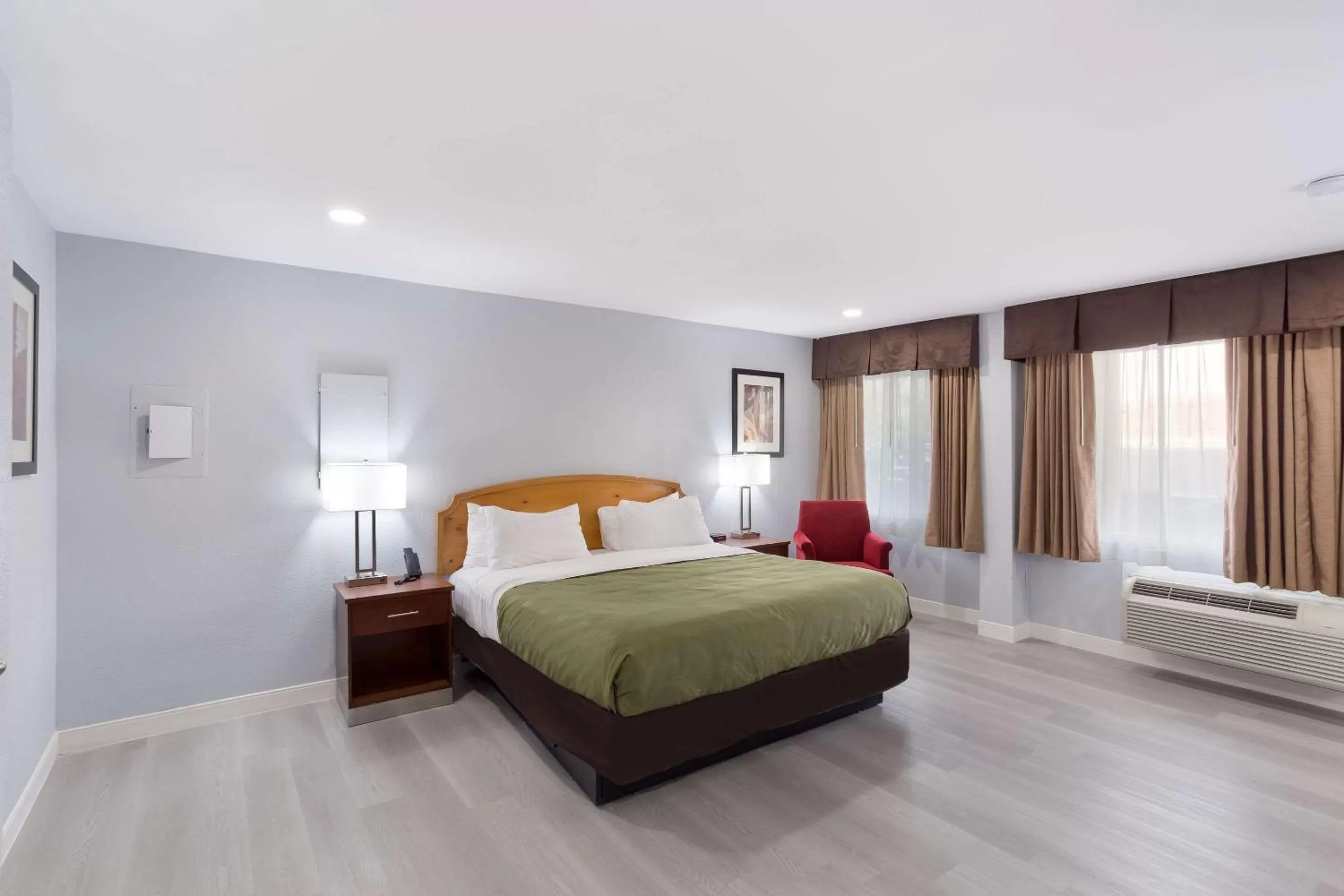 Photo of the whole room, Bed in Quality Inn Redding near I-5