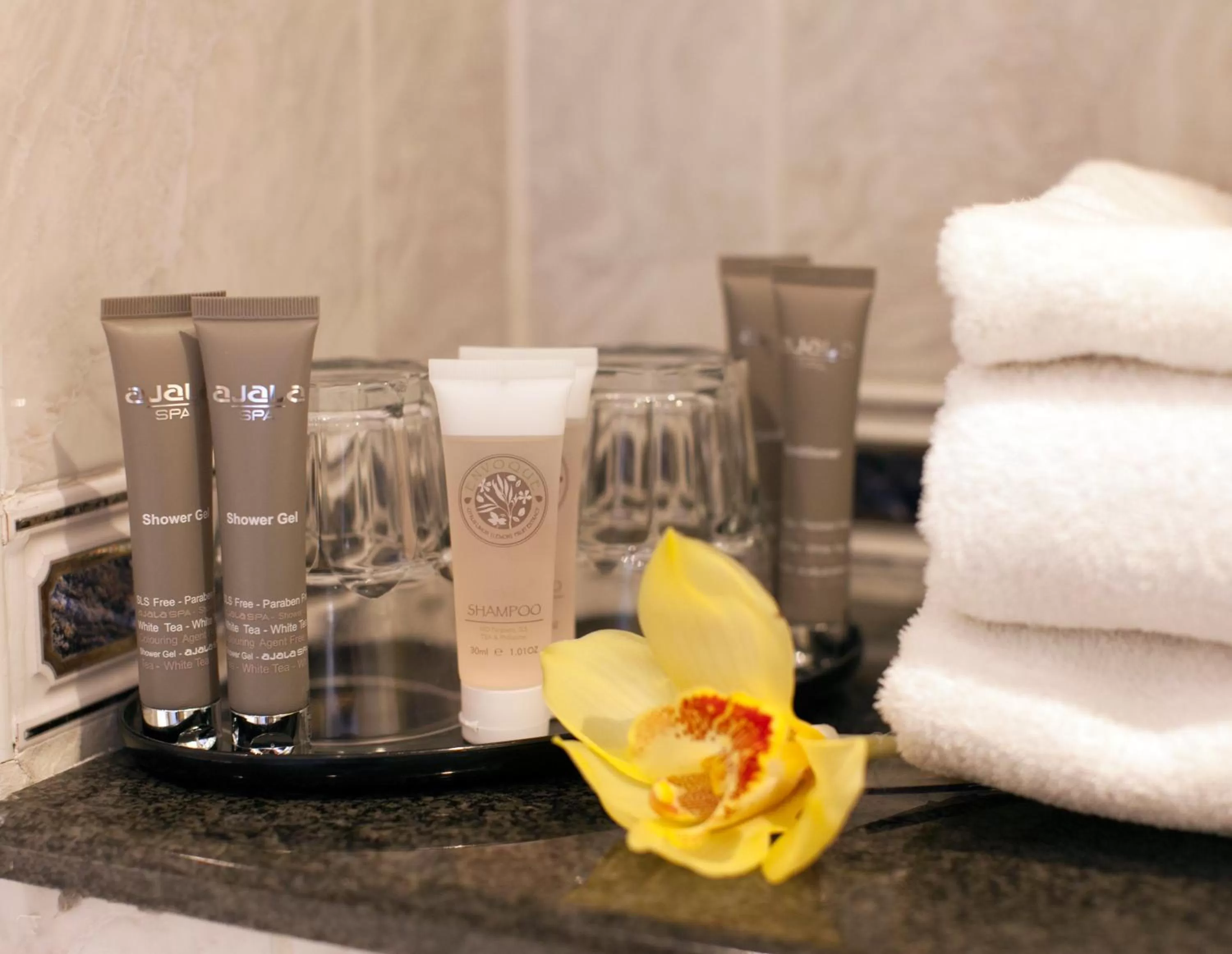 Bathroom in Gem Strathmore Hotel