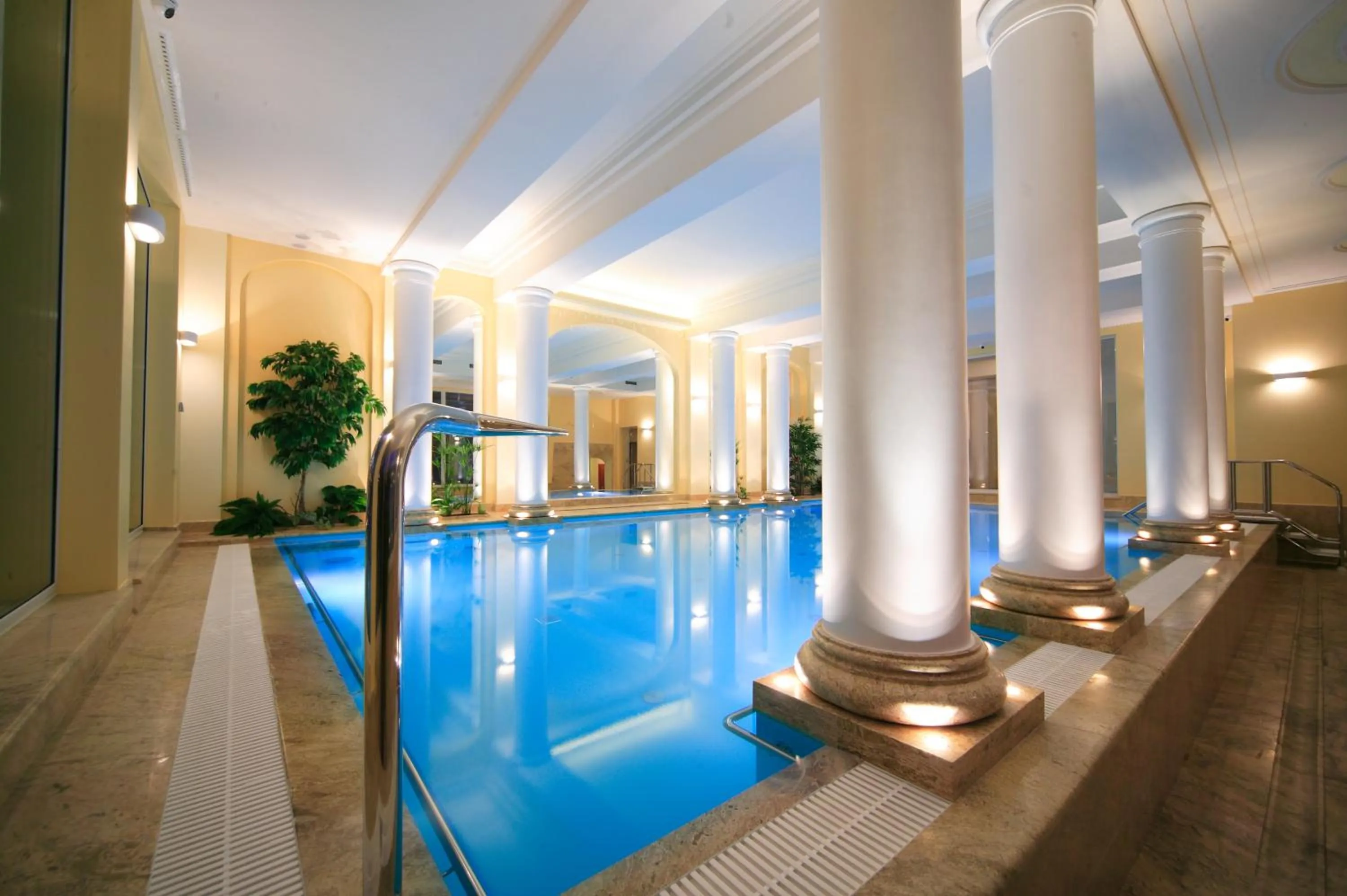 Swimming pool in Hotel Polaris