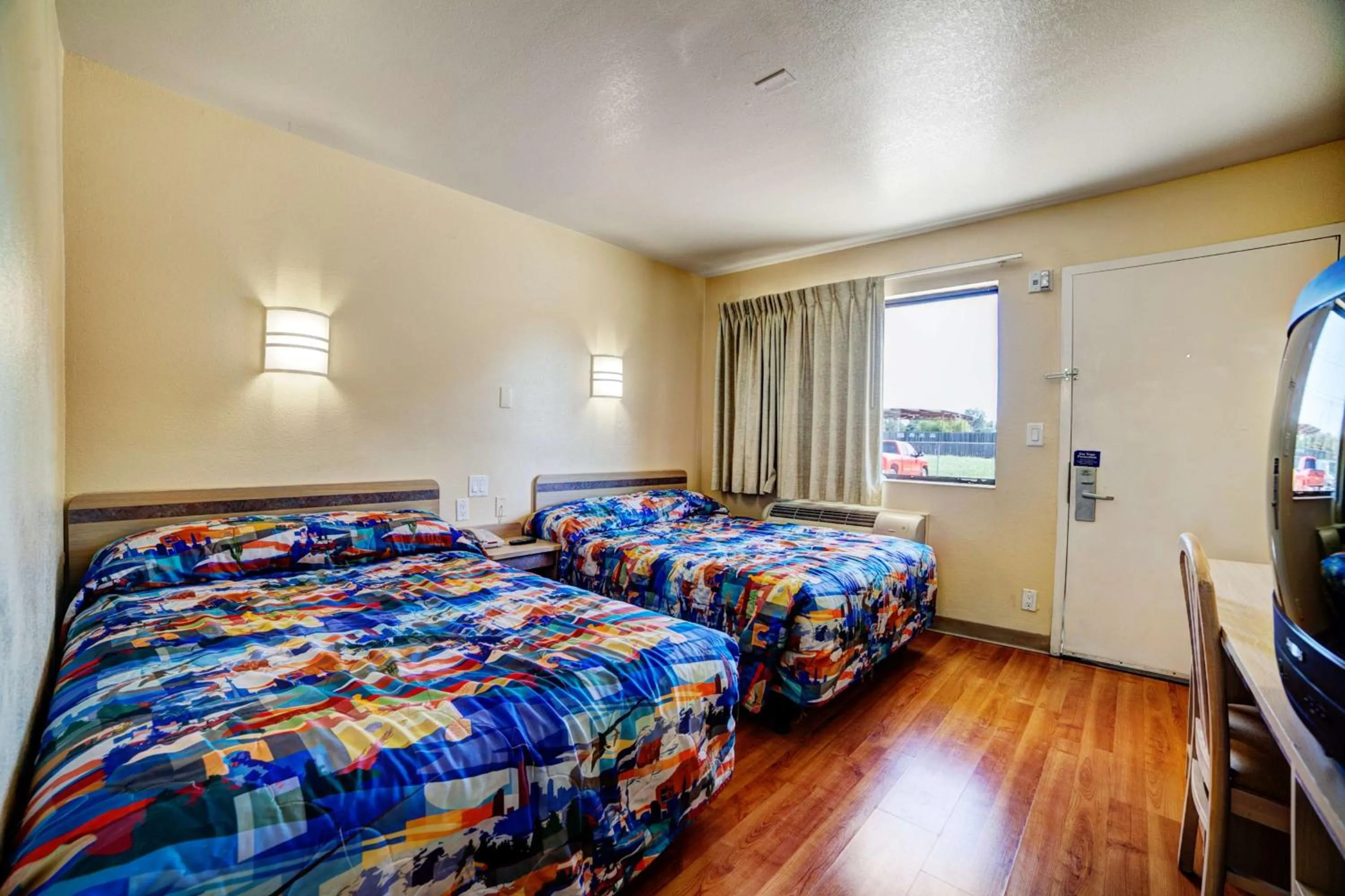 Photo of the whole room, Bed in Super 7 Inn