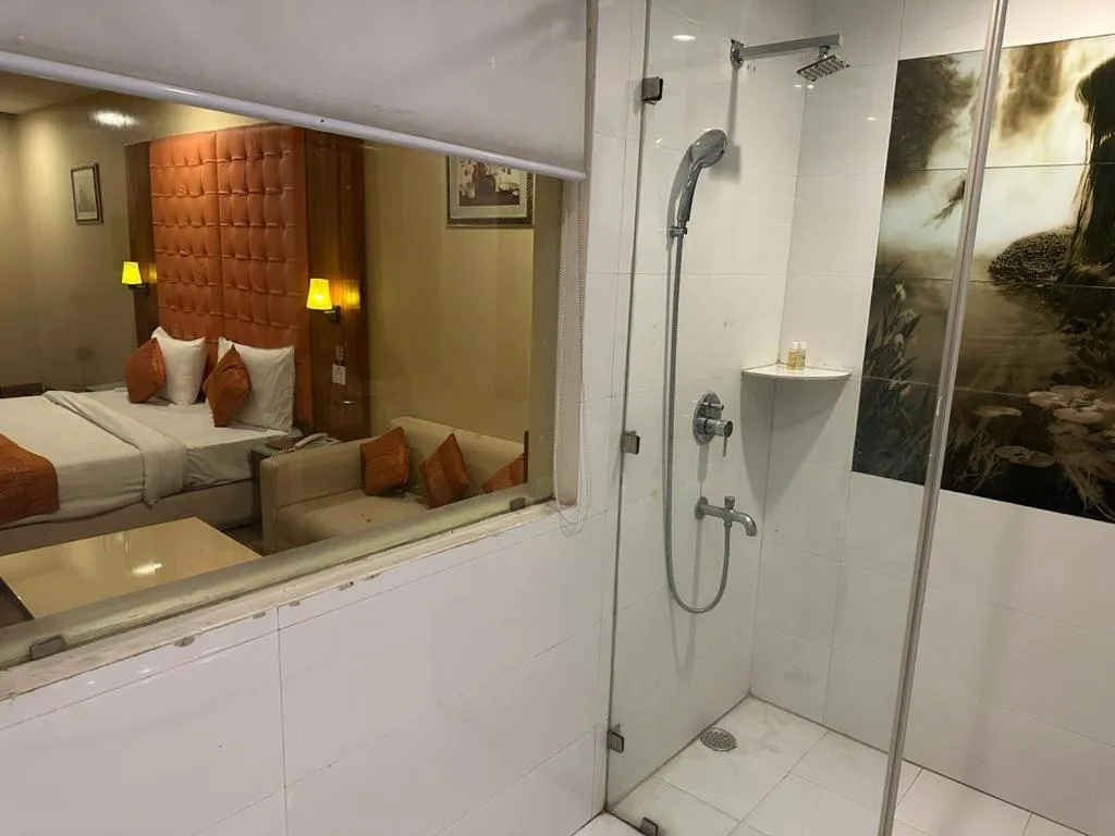 Shower, Bed in Airport Hotel Ramhan Palace Mahipalpur