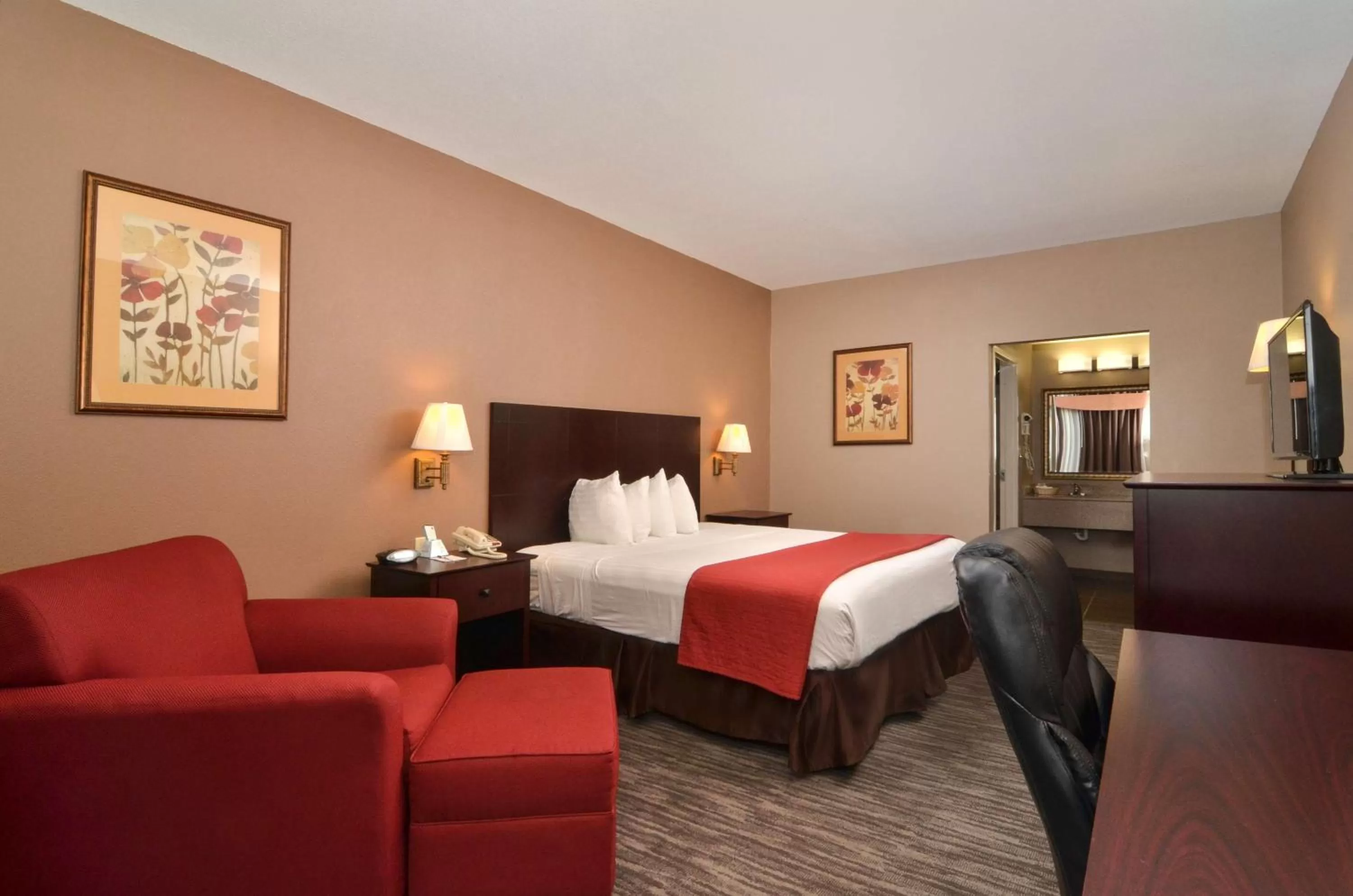 Photo of the whole room, Bed in Best Western Dayton Inn & Suites