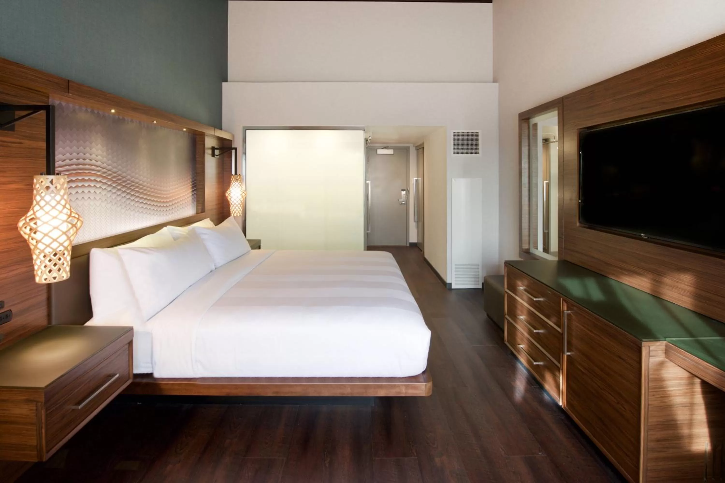 Photo of the whole room, Bed in Seattle Airport Marriott