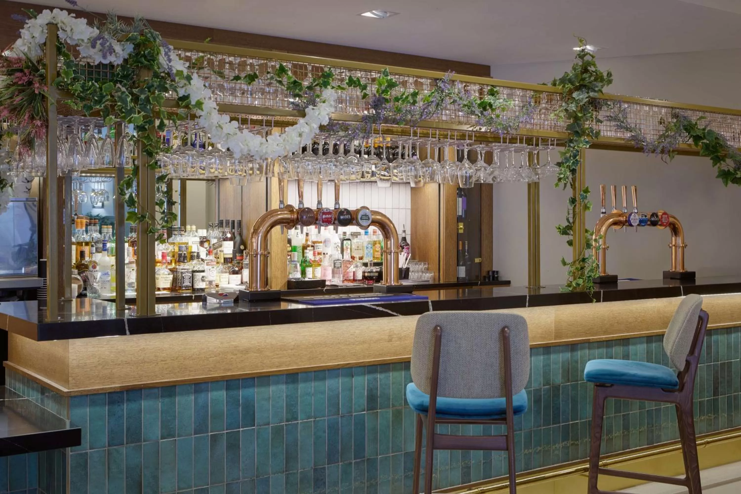 Lounge or bar in DoubleTree by Hilton Dartford Bridge