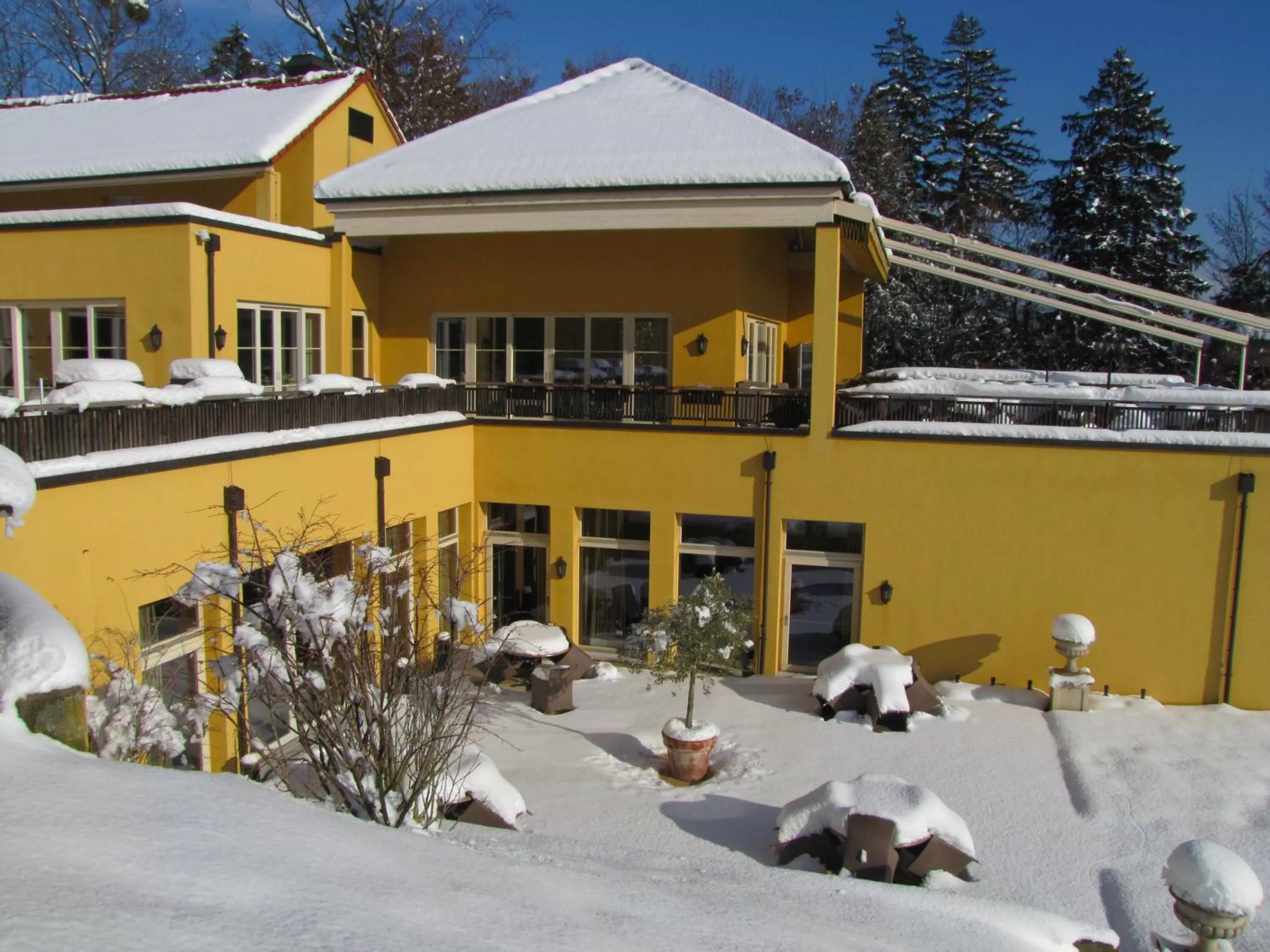 Property building in Hotel La Barcarolle