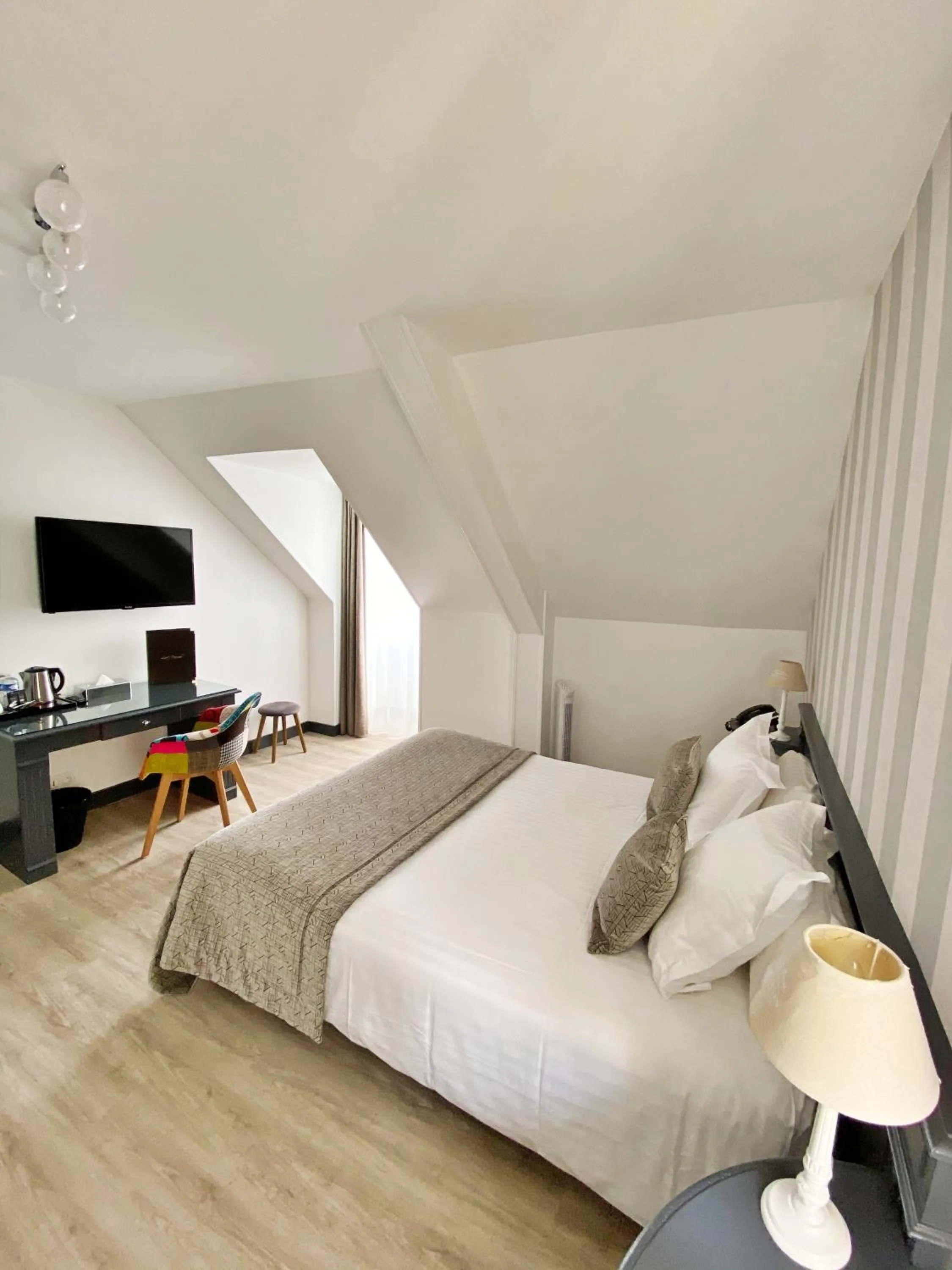 Photo of the whole room, Bed in Grand Hôtel du Luxembourg & Spa