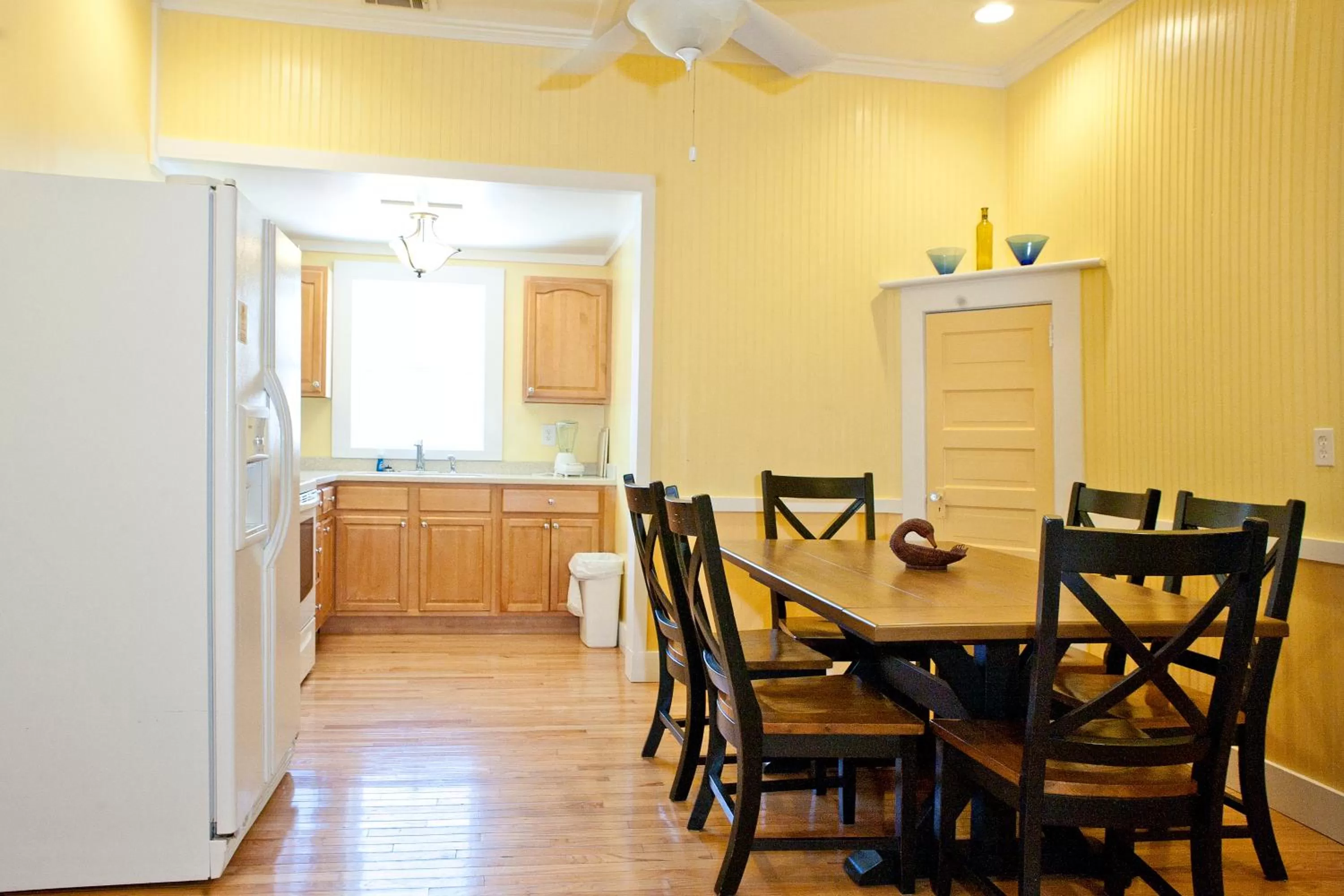 Kitchen or kitchenette, Dining Area in Georgianne Inn & Suites check in 212 Bulter Ave