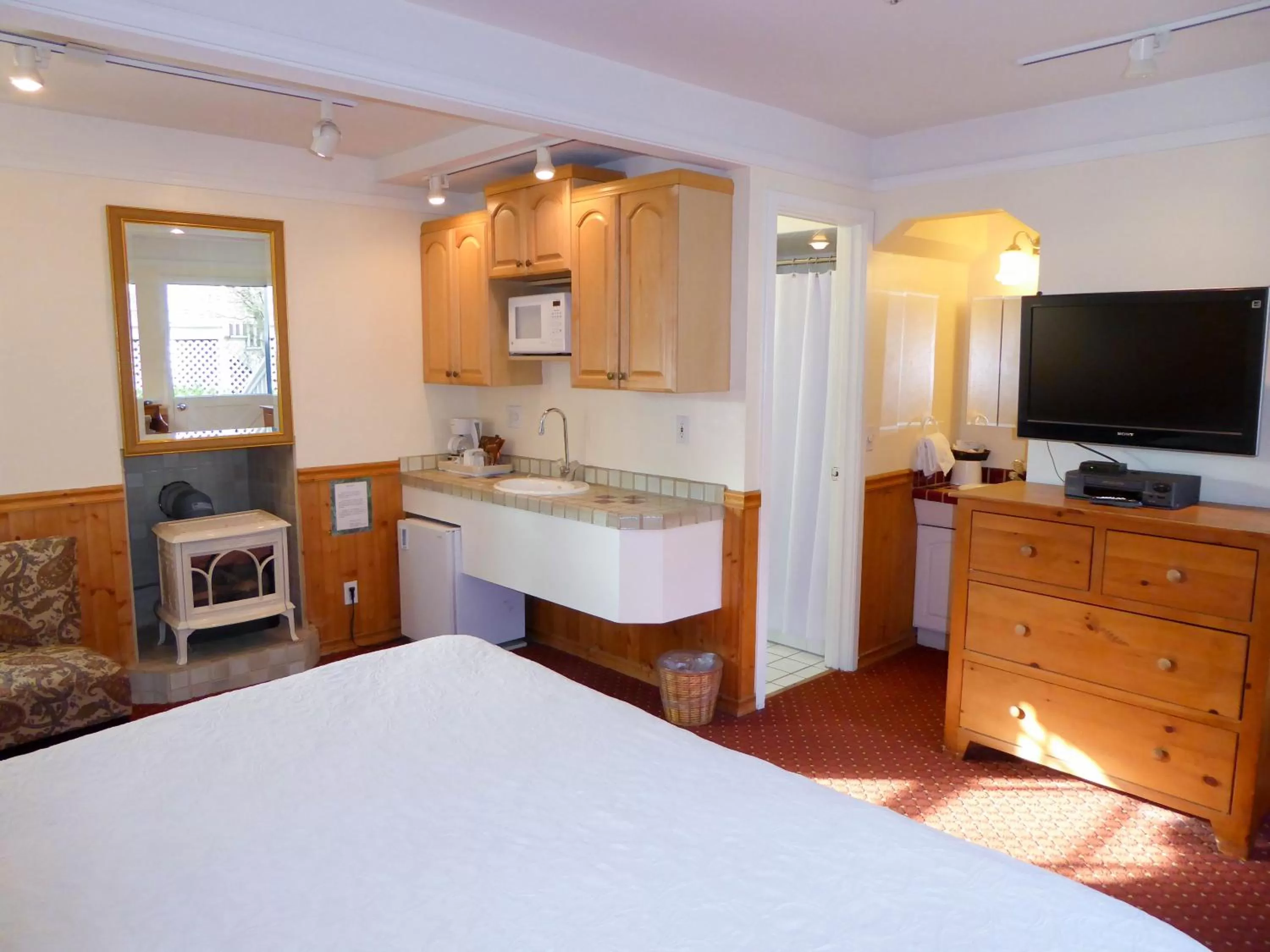 Photo of the whole room, TV/Entertainment Center in Briarwood Inn