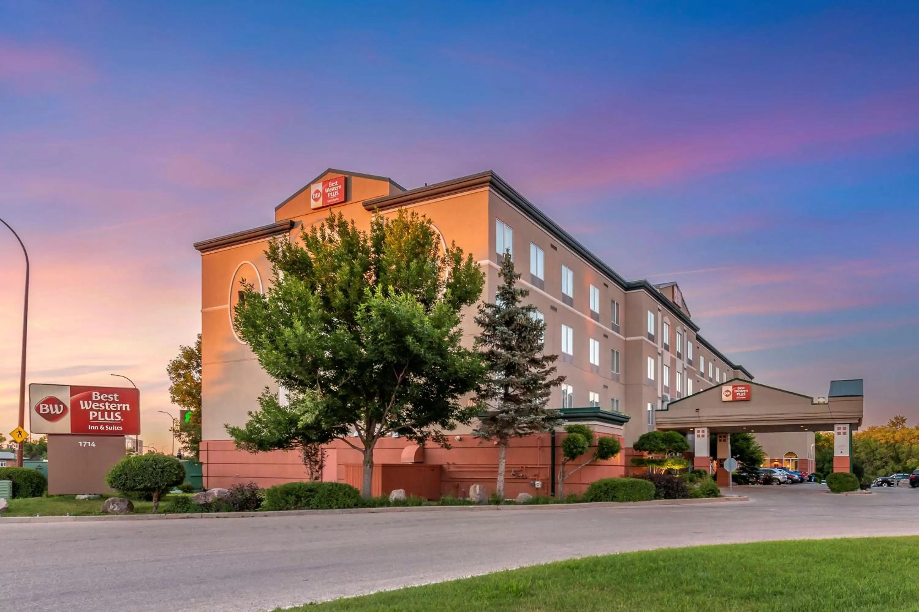 Property building in Best Western Plus Pembina Inn & Suites
