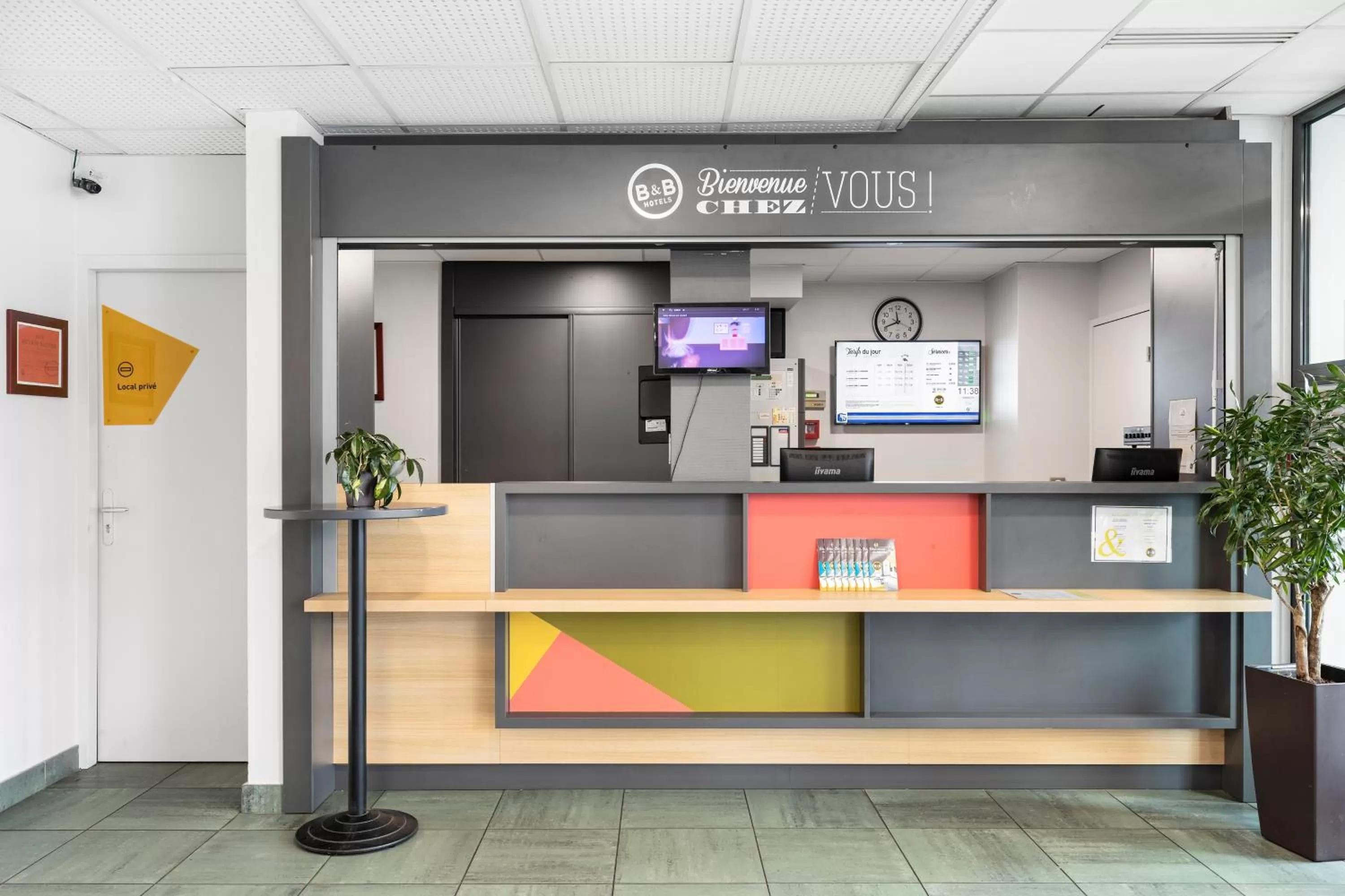 Lobby or reception in B&B HOTEL Lyon Vénissieux