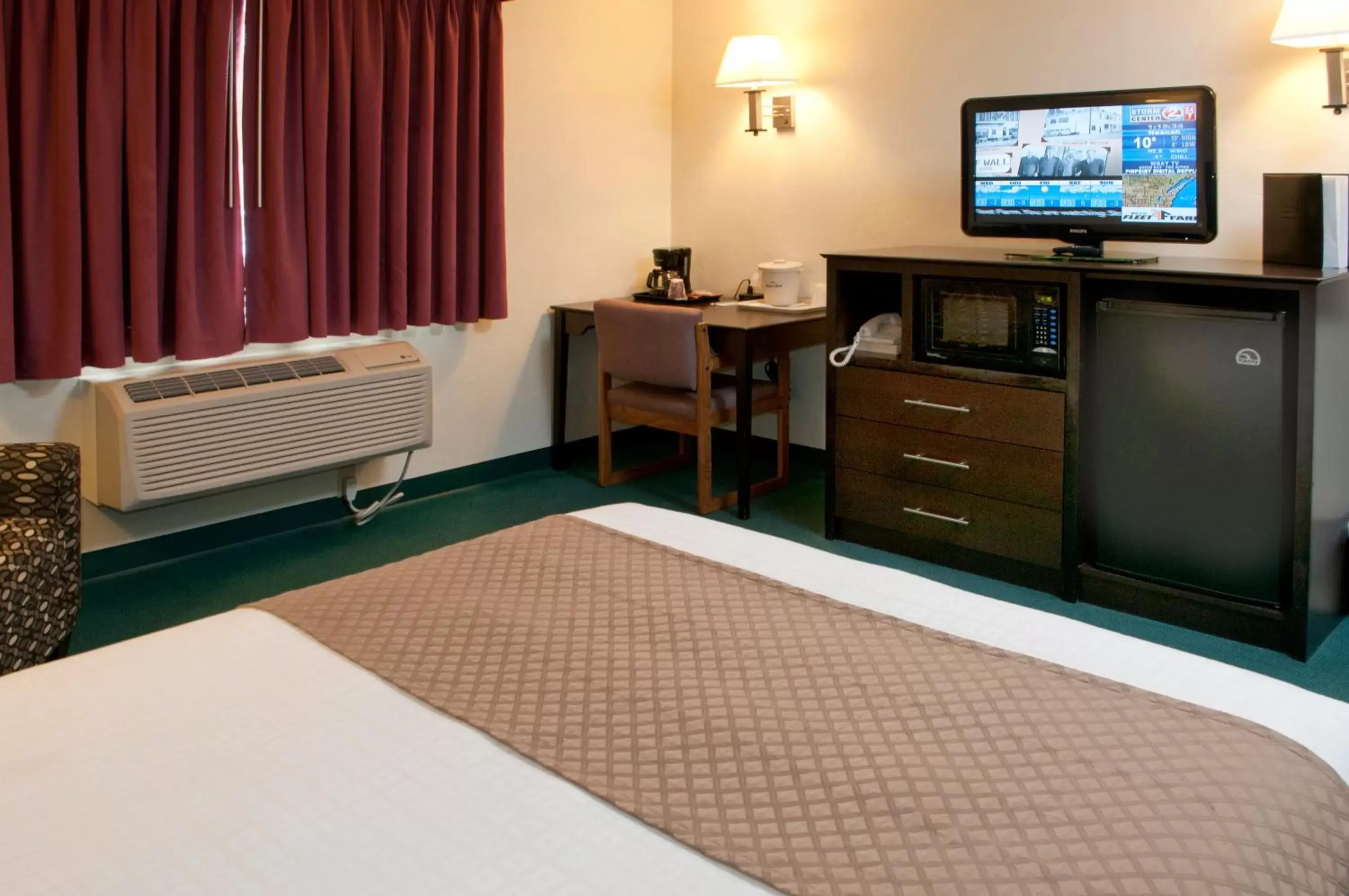 King Room - Mobility Access/Non-Smoking in AmericInn by Wyndham Green Bay West King Room - Mobility Access/Non-Smoking in AmericInn by Wyndham Green Bay West