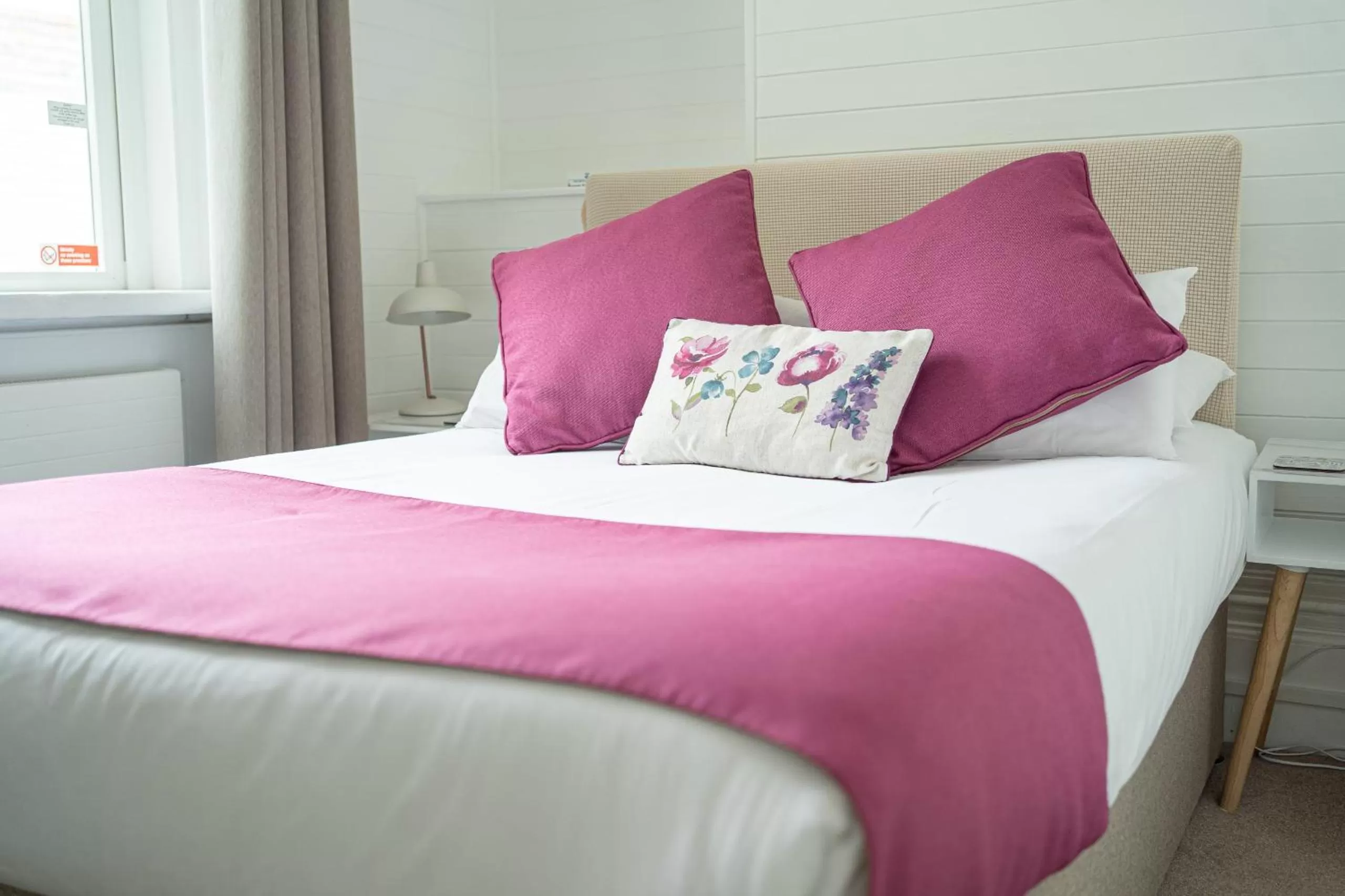 Small Double Room in Brighton Marina House