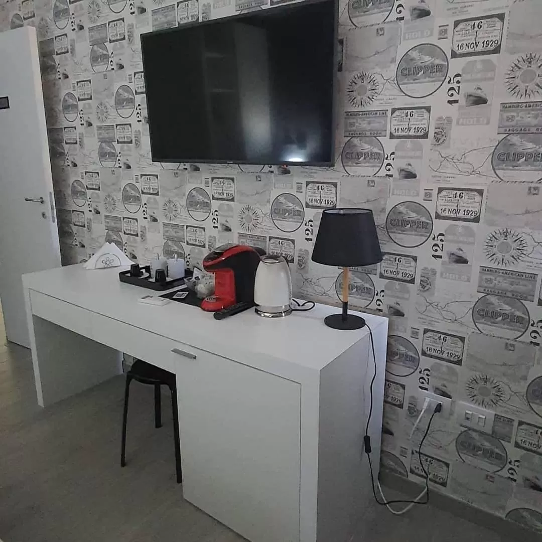 TV and multimedia, TV/Entertainment Center in 2B Fifteen Floor Suite Napoli