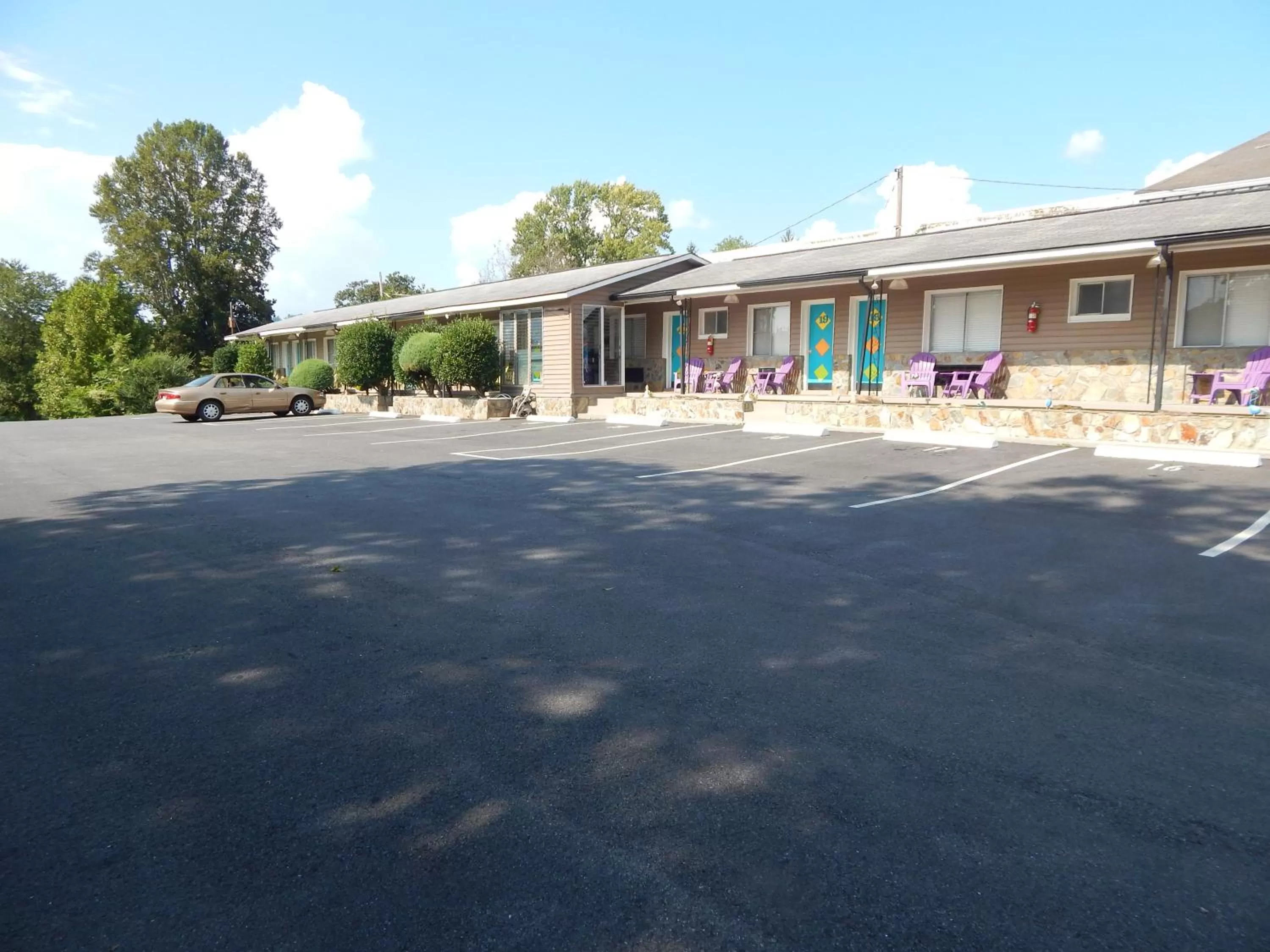 Property building in Sunset Motel