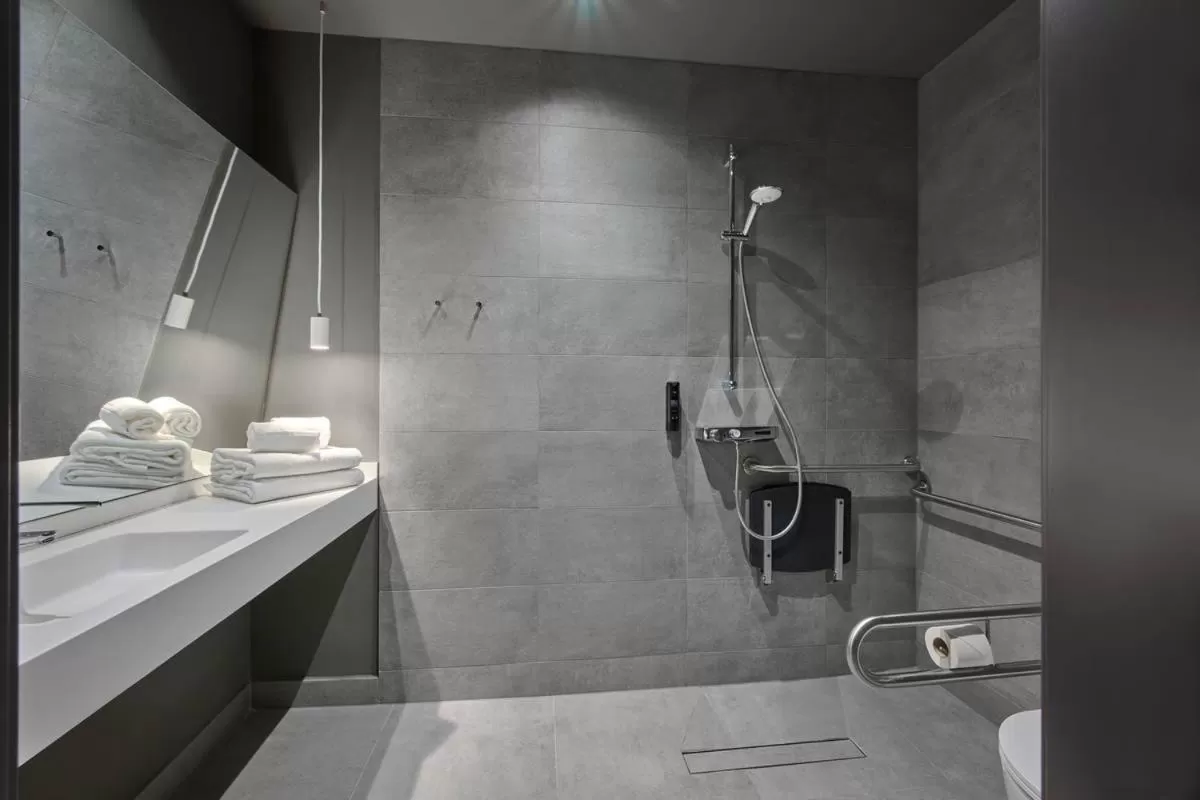 Bathroom in Zleep Madrid Airport