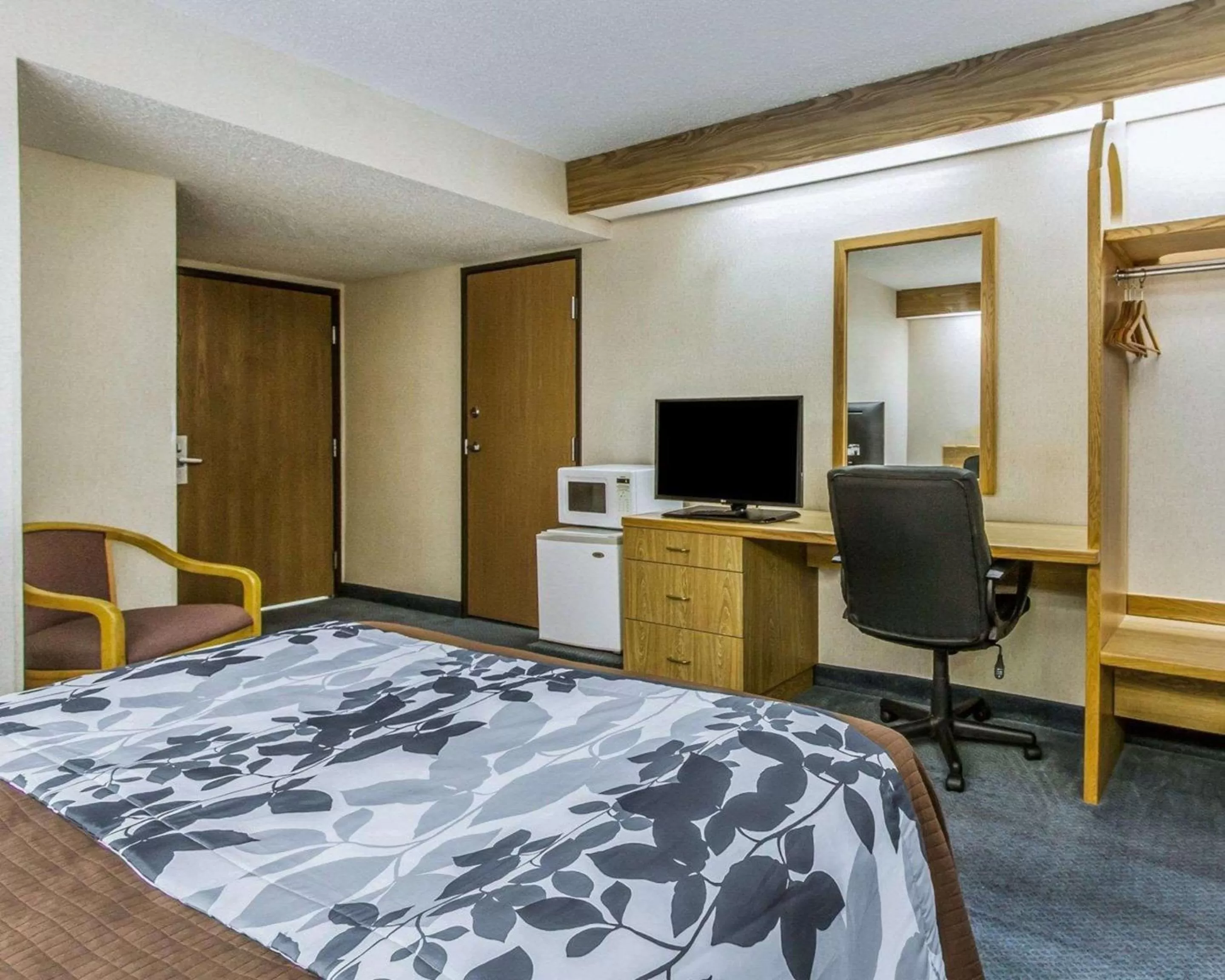 Photo of the whole room, Bed in Rodeway Inn Fremont