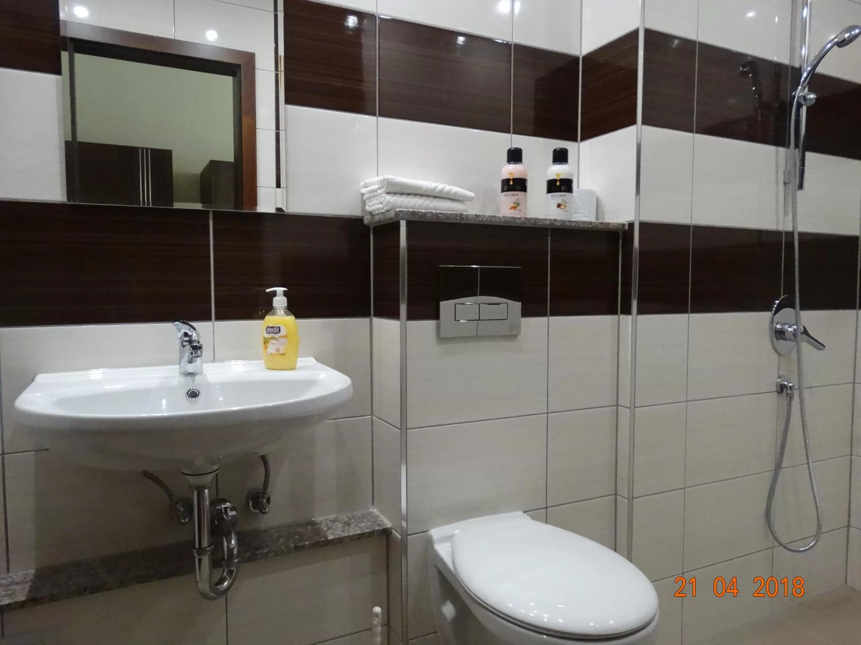 Shower in Hotel Lago Peshtera