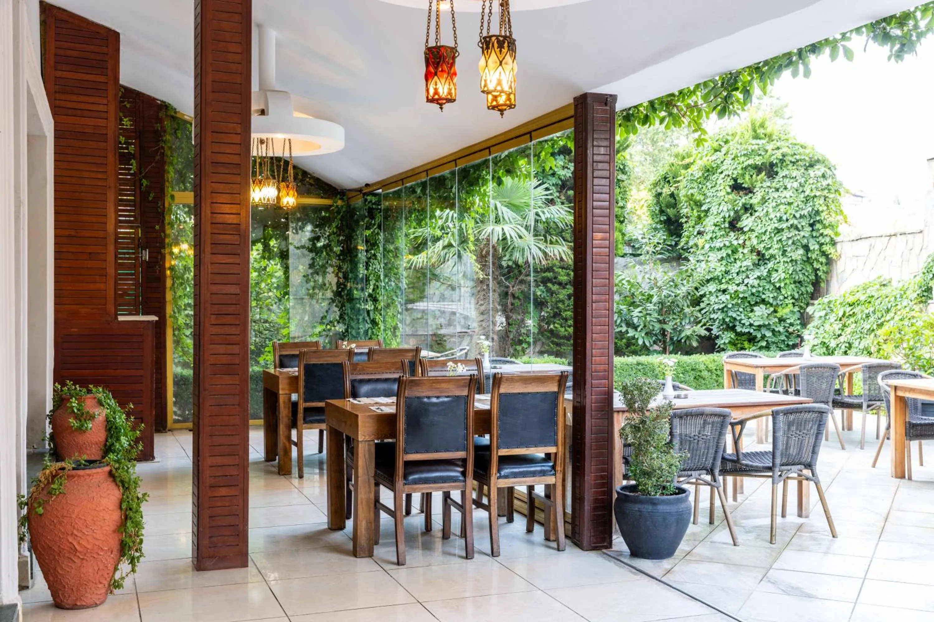 Restaurant/places to eat in Elite Hotel Dragos