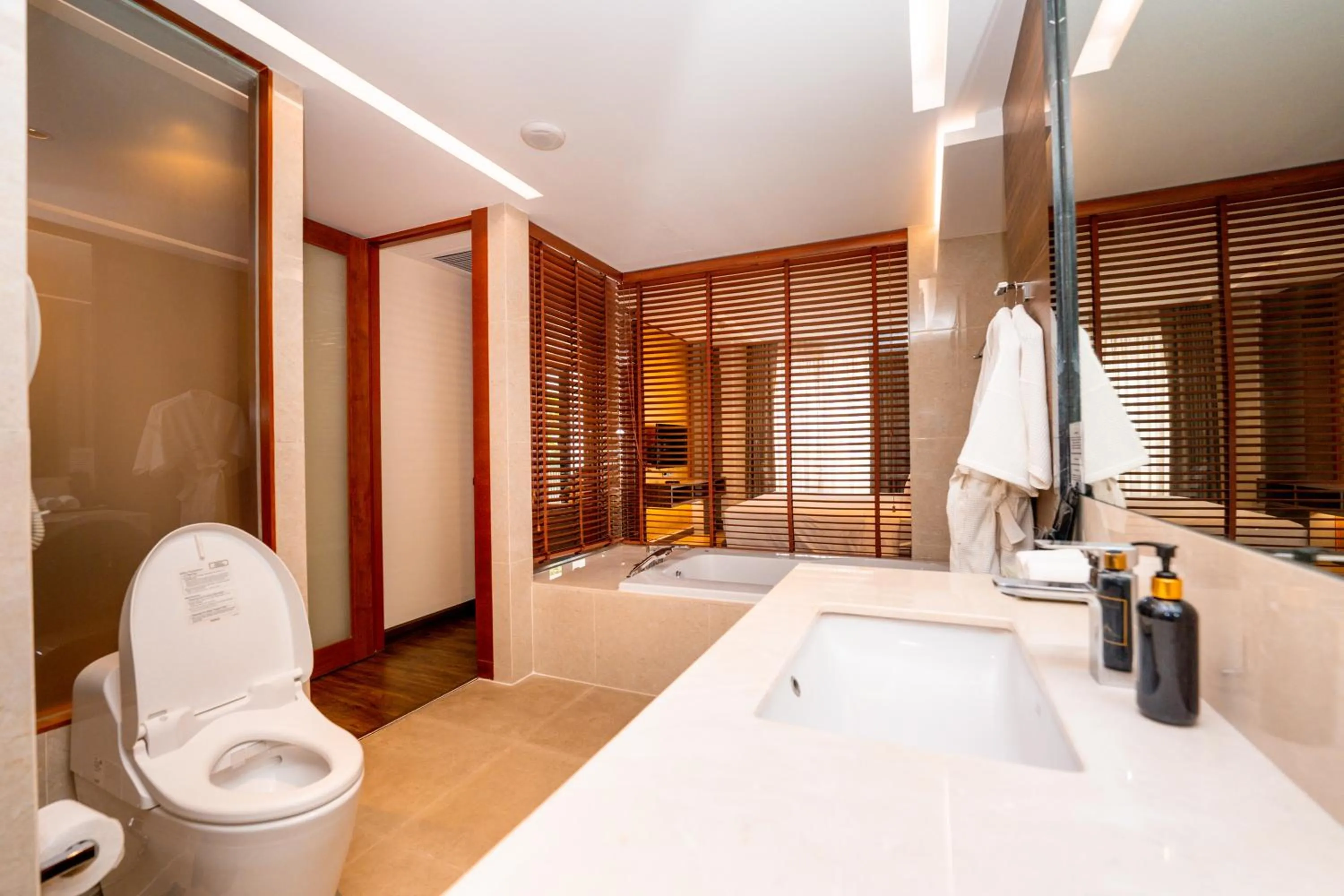 Bathroom, Bed in Amanta Hotel & Residence Ratchada