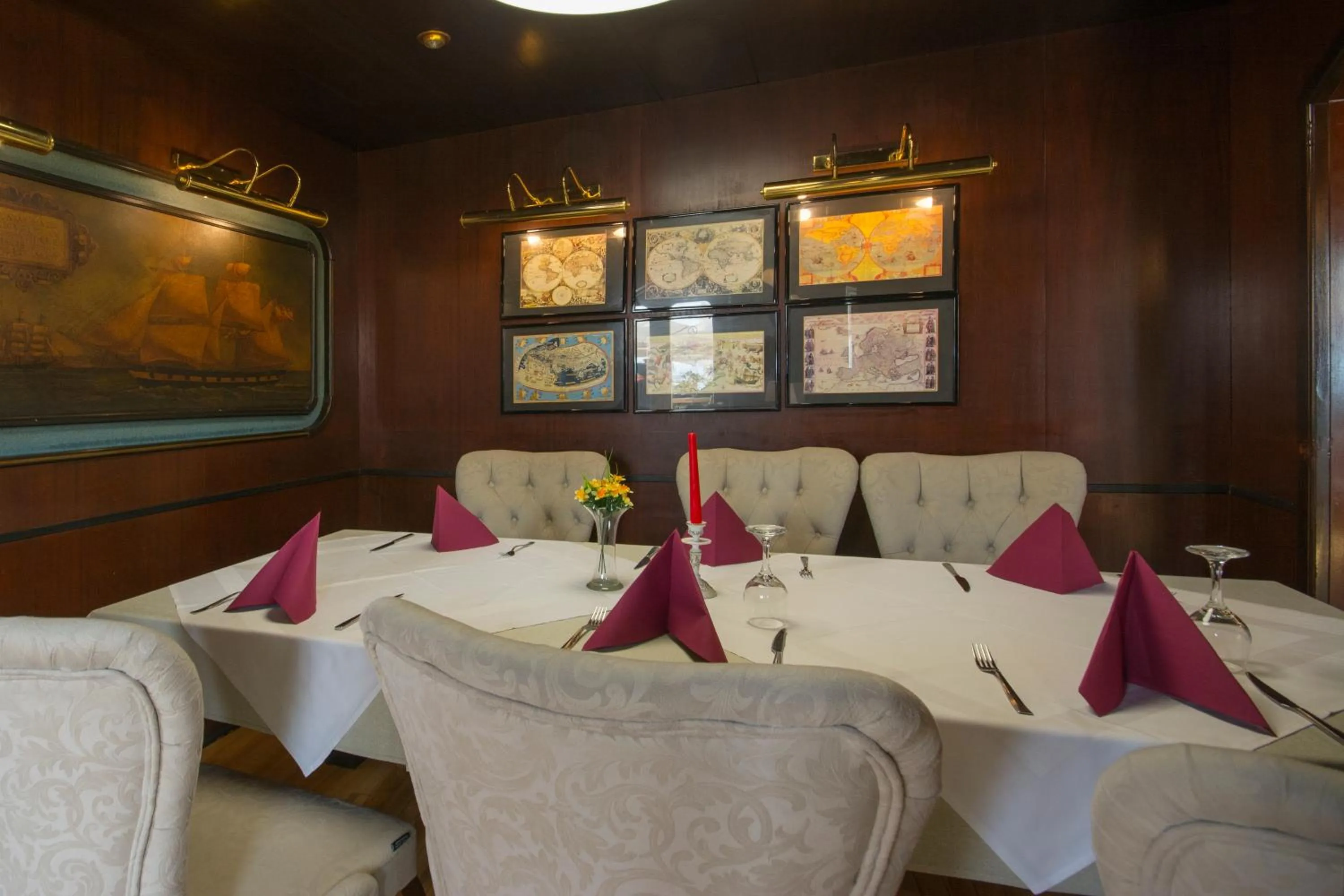 Restaurant/places to eat in Hotel Adriana