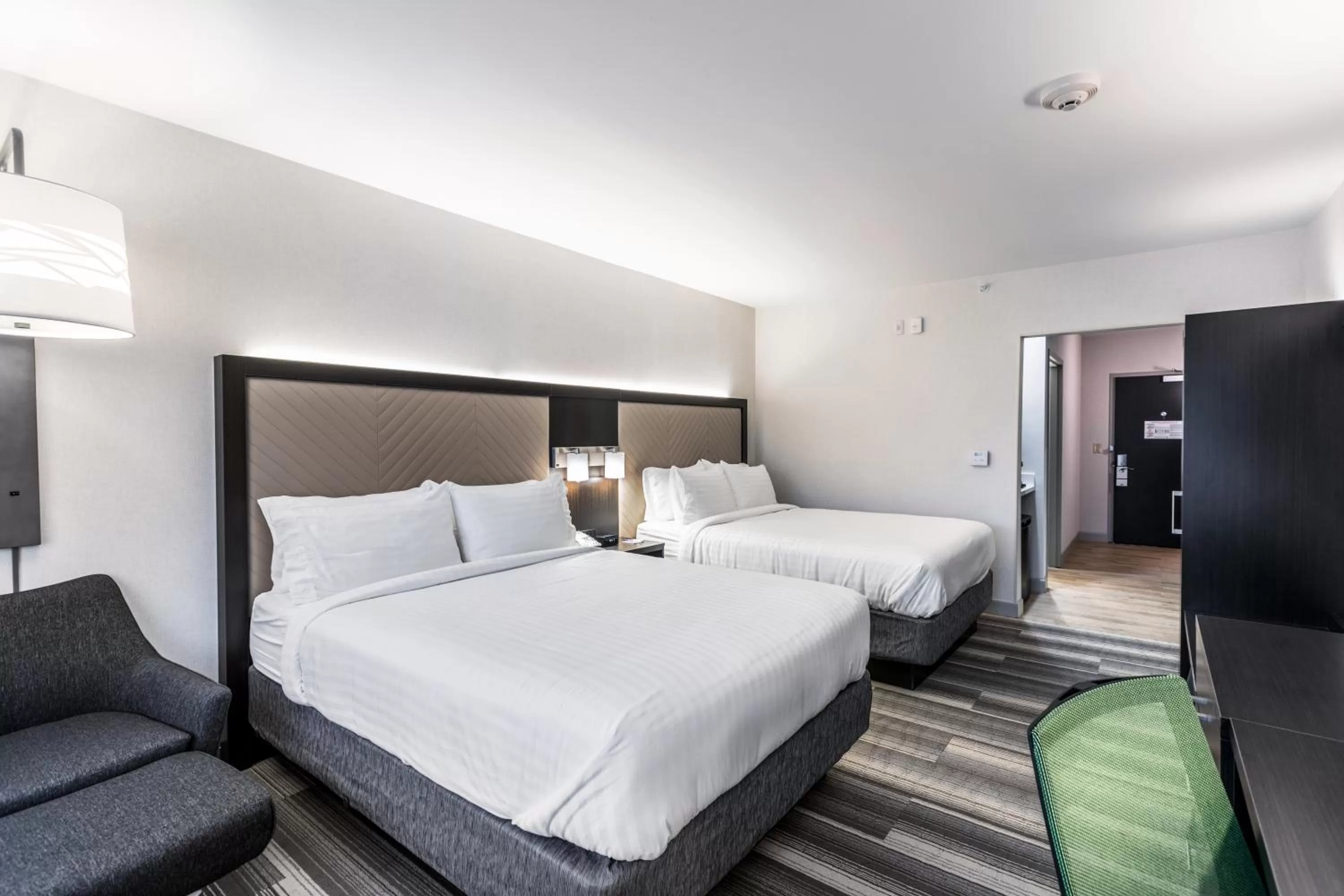 Bedroom, Bed in Holiday Inn Express & Suites Jersey City North - Hoboken by IHG