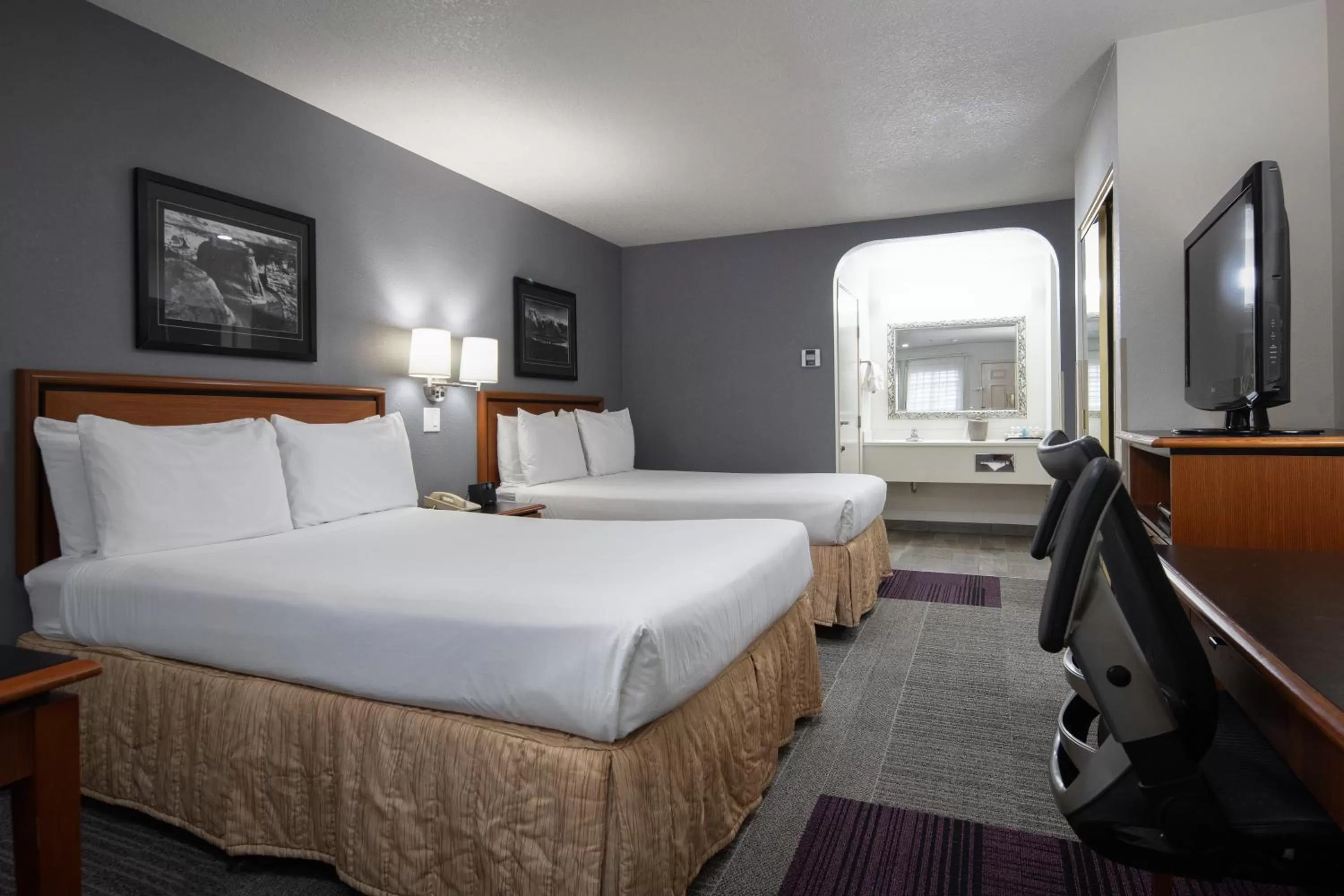 Bed in Atherton Park Inn and Suites