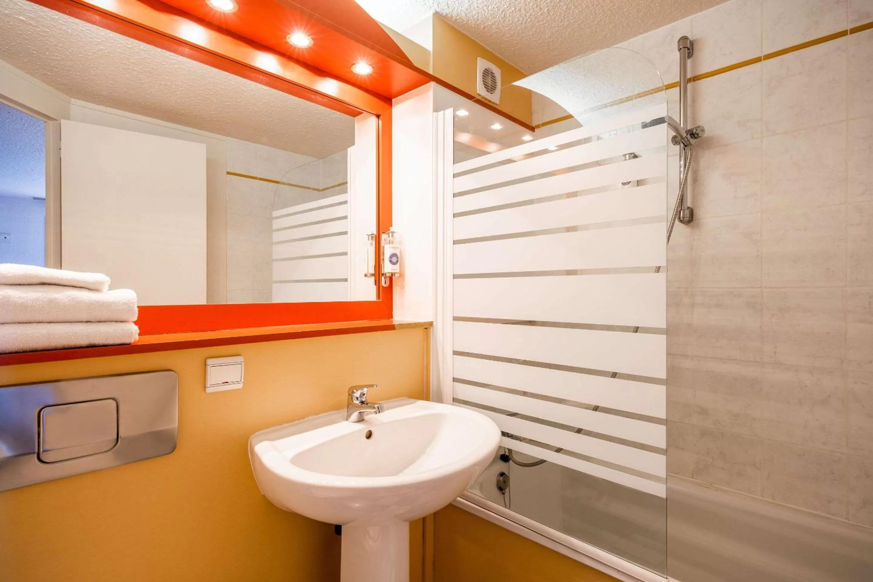 Photo of the whole room in Comfort Hotel Montlucon