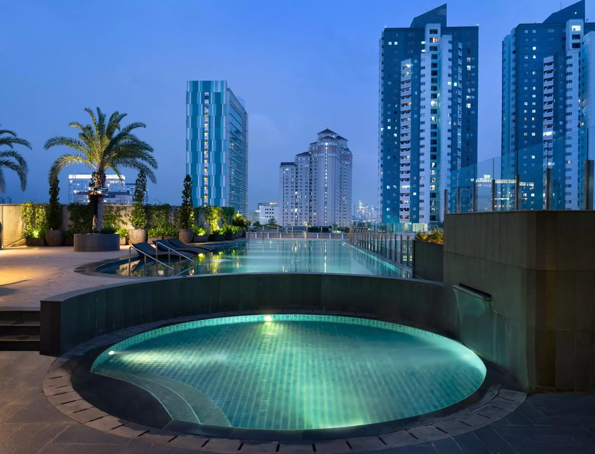 Swimming pool in Holiday Inn & Suites Jakarta Gajah Mada by IHG