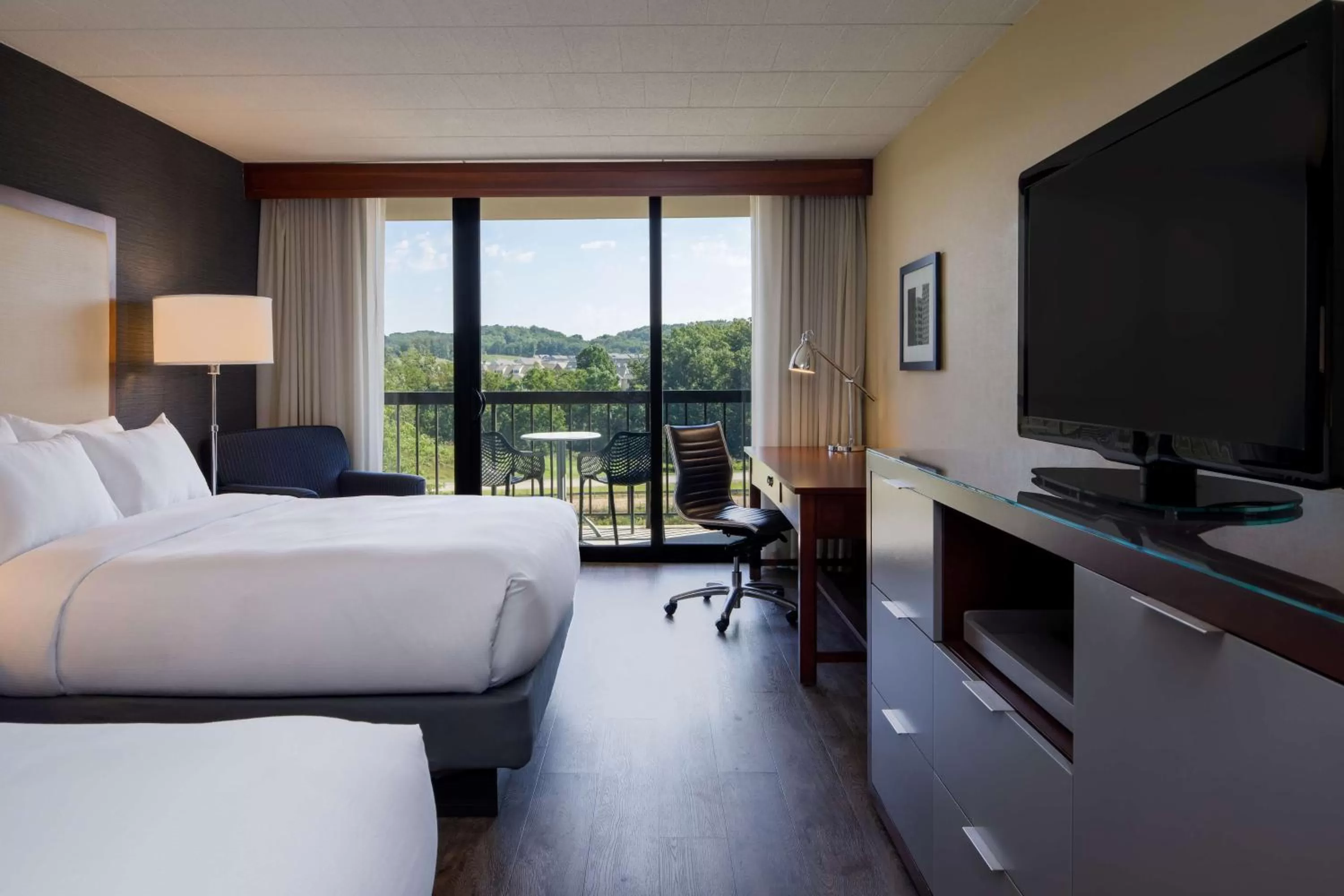 Bedroom, Bed in DoubleTree by Hilton Pittsburgh - Cranberry