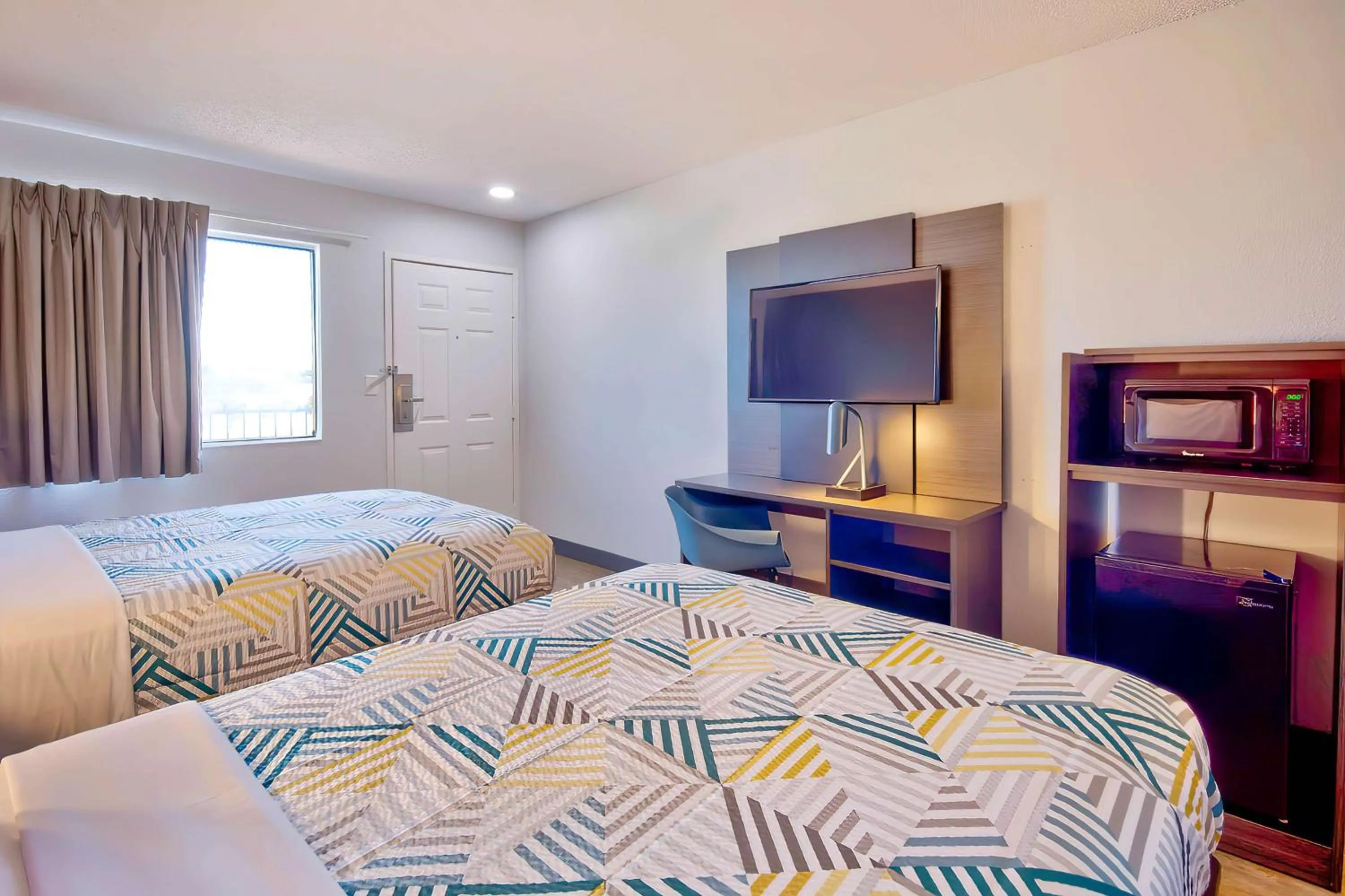 Bedroom, Bed in Motel 6-Vallejo, CA - Six Flags West