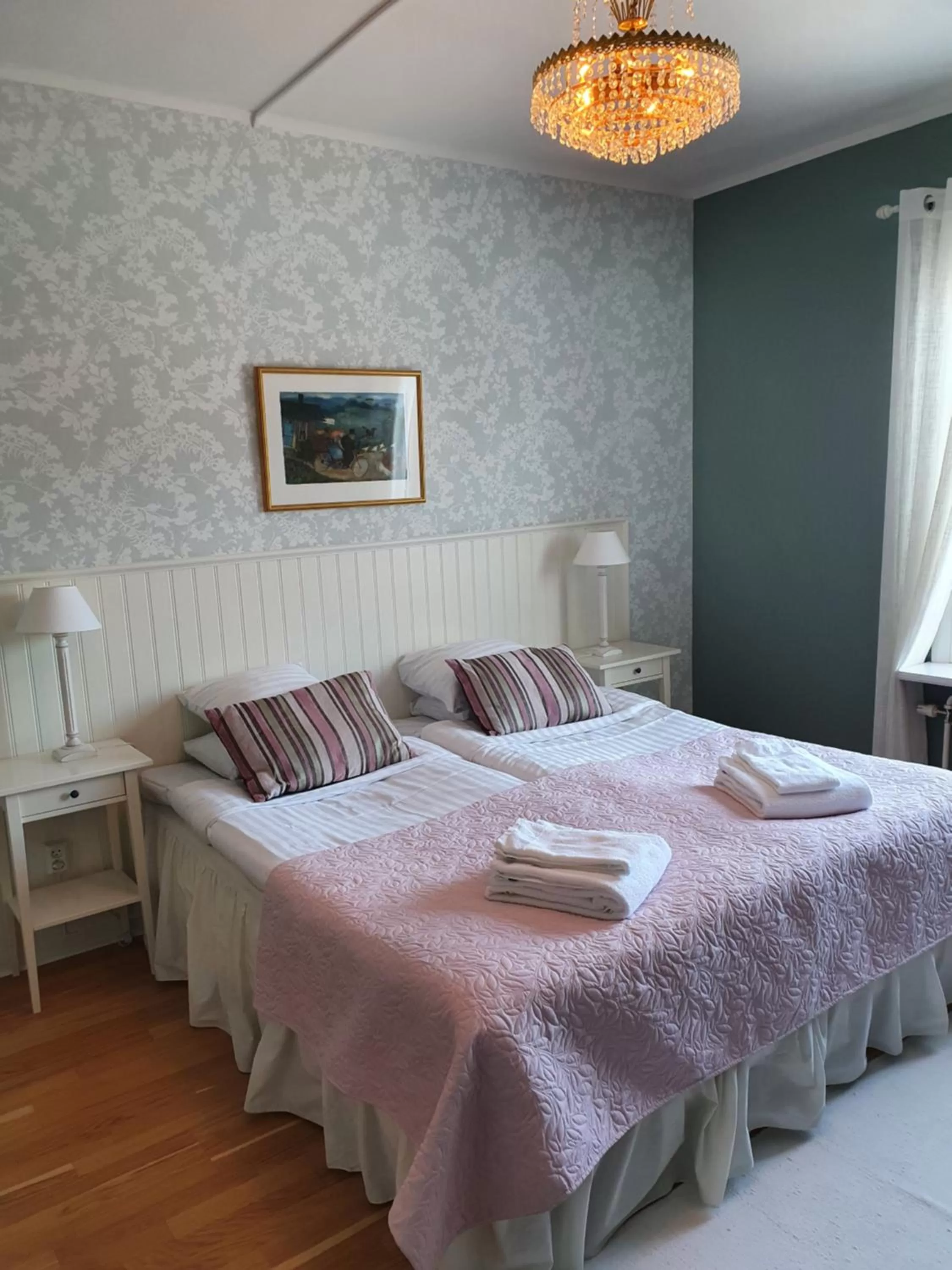 Bed in Långshyttans Brukshotell