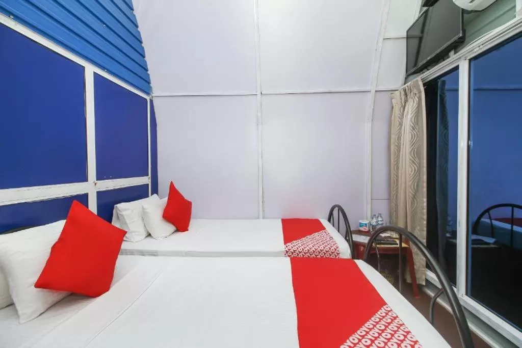 Bed in Airport A4 Transit Hub - Eco Chalets - FREE SHUTTLE SERVICE 24HRS